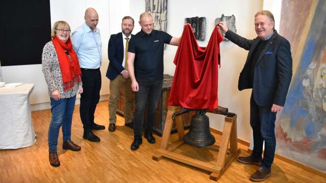 Klockstapeln avtäcktes vid en ceremoni i kommunstyrelsens sammanträdessal på kommunledningskontoret i Karlskoga. På bild: Sif Eklund, Anders Karlén, Magnus Ahlberg, Bengt Hansson och Tony Ring.