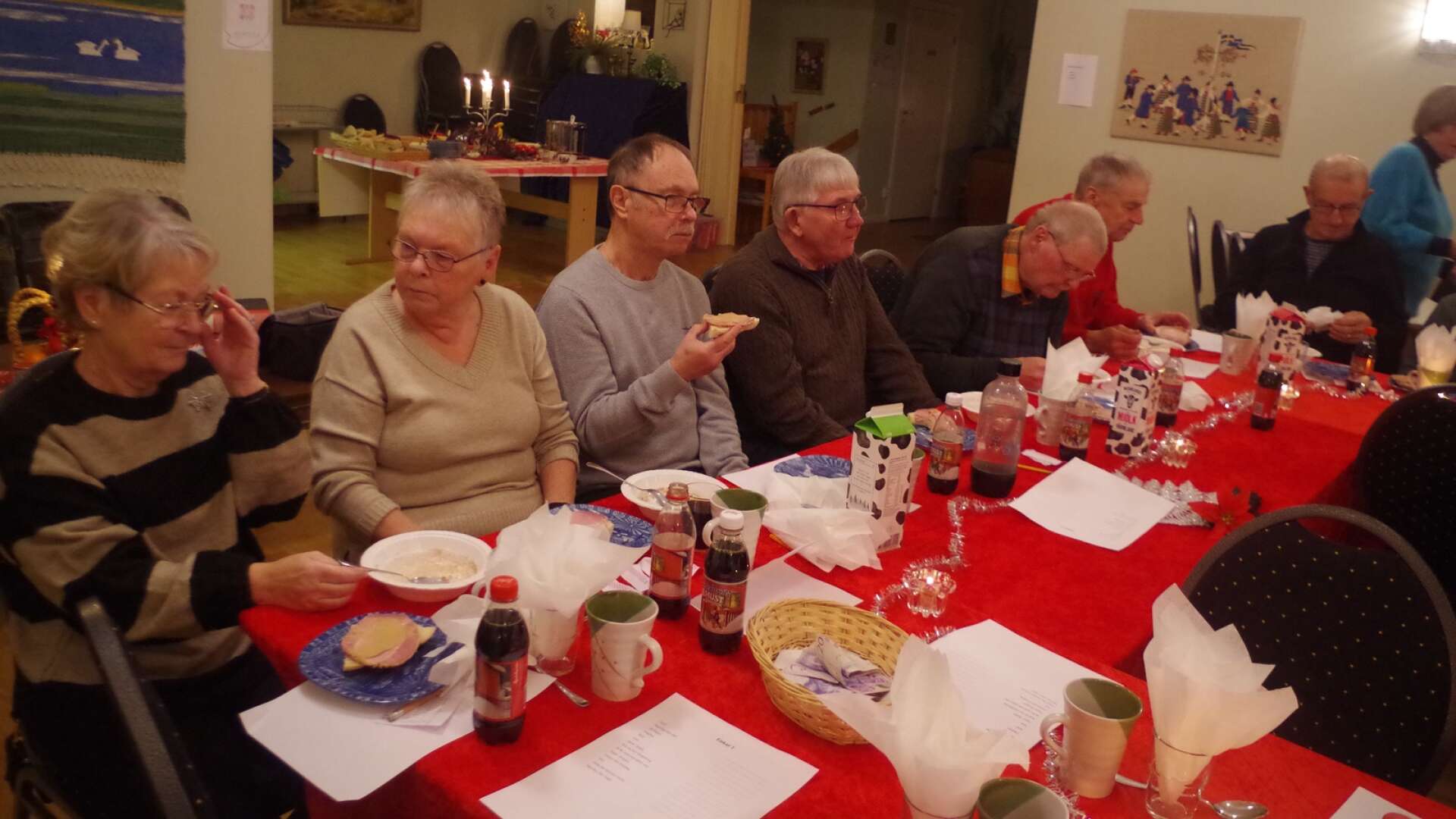 Det var varmt och vackert julpyntat både på borden och i lokalen när ett 25-tal ur Ödebyns Friskvårdsgrupp samlades för grötfest.