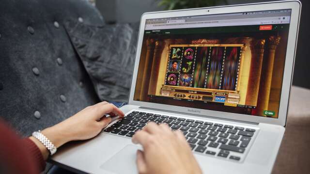 Spelen på nätet blir snabbare och trösklarna sänks. Men är det rätt att Svenska Spel hakar på trenden?