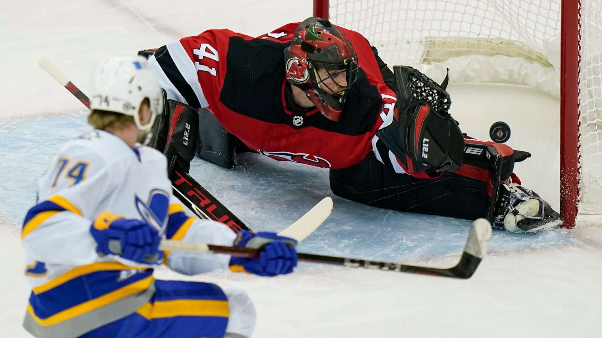 Rasmus Asplund gjorde sitt fjärde mål för säsongen för sitt Buffalo Sabres när laget besegrade New Jersey Devils med 5-3. Han skickade in kvitteringen till 1-1 i den första perioden bakom Devilsmålvakten Scott Wedgewood.