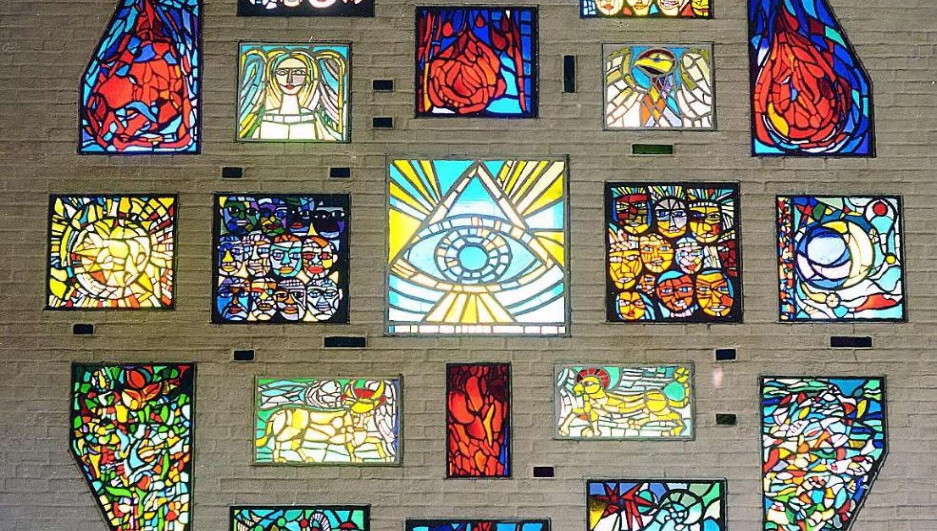 Säffle kyrka stod färdig 1965. En av den tidens stora svenska konstnärer har skapat det stora kyrkfönstret bestående av 21 delar, nämligen konstprofessorn Sven X-et Erixson.