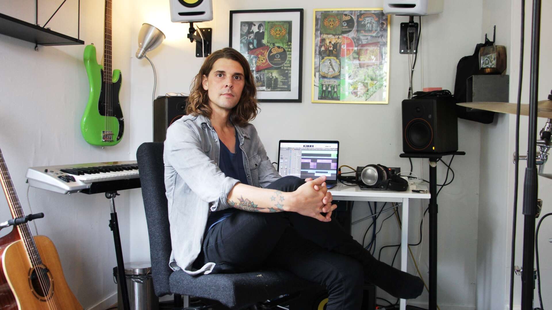 Jacob Widén i sin hemmastudio i Hjo. Som sångare och gitarrist i Neverstore har han och bandmedlemmarna rest både Europa, och världen, runt.