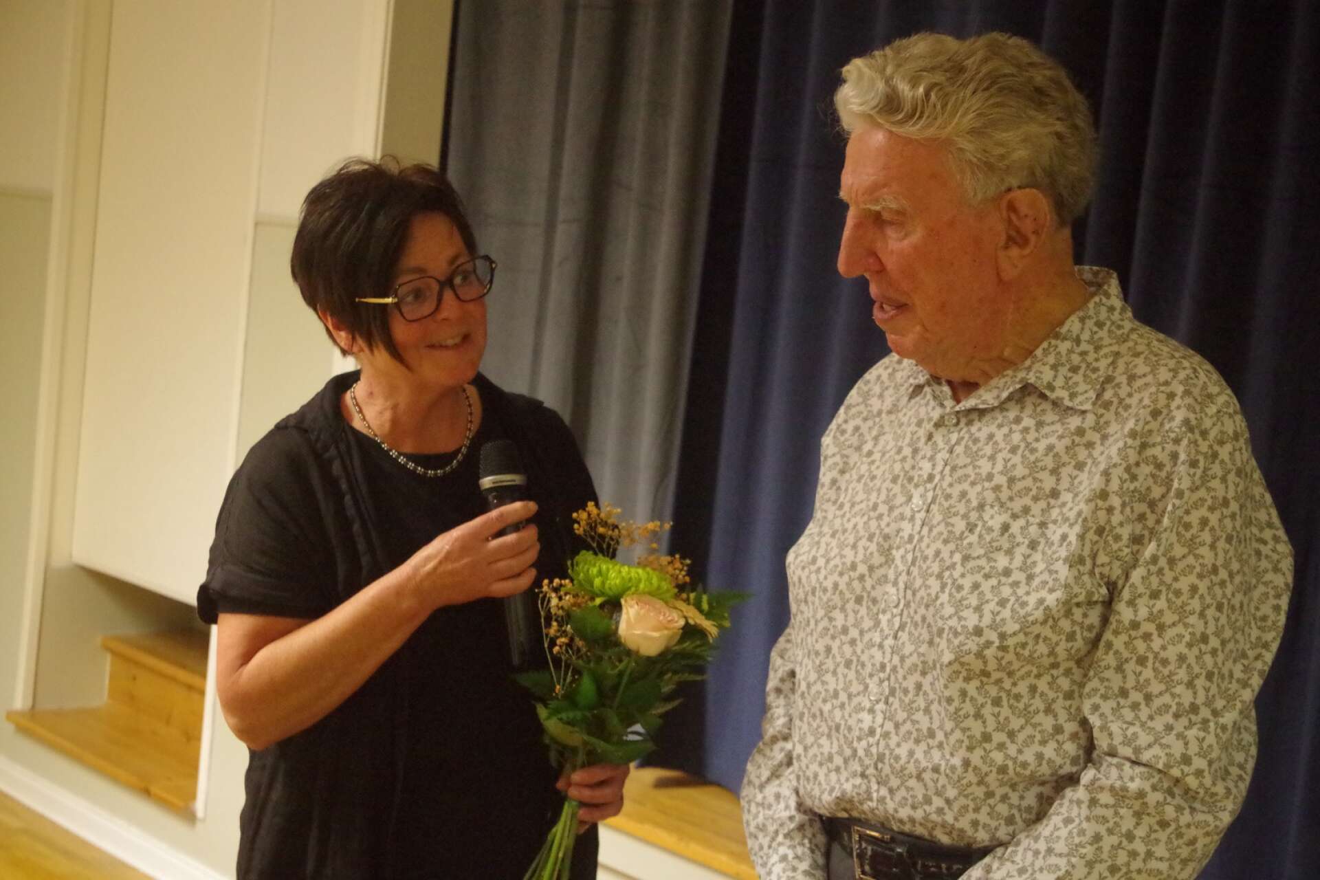 Berit Bäckström tackade, på Norra Eds Bygdegårdsförenings vägnar, för en intressant kväll. Ernst Askmar fick ta emot blommor och present.
