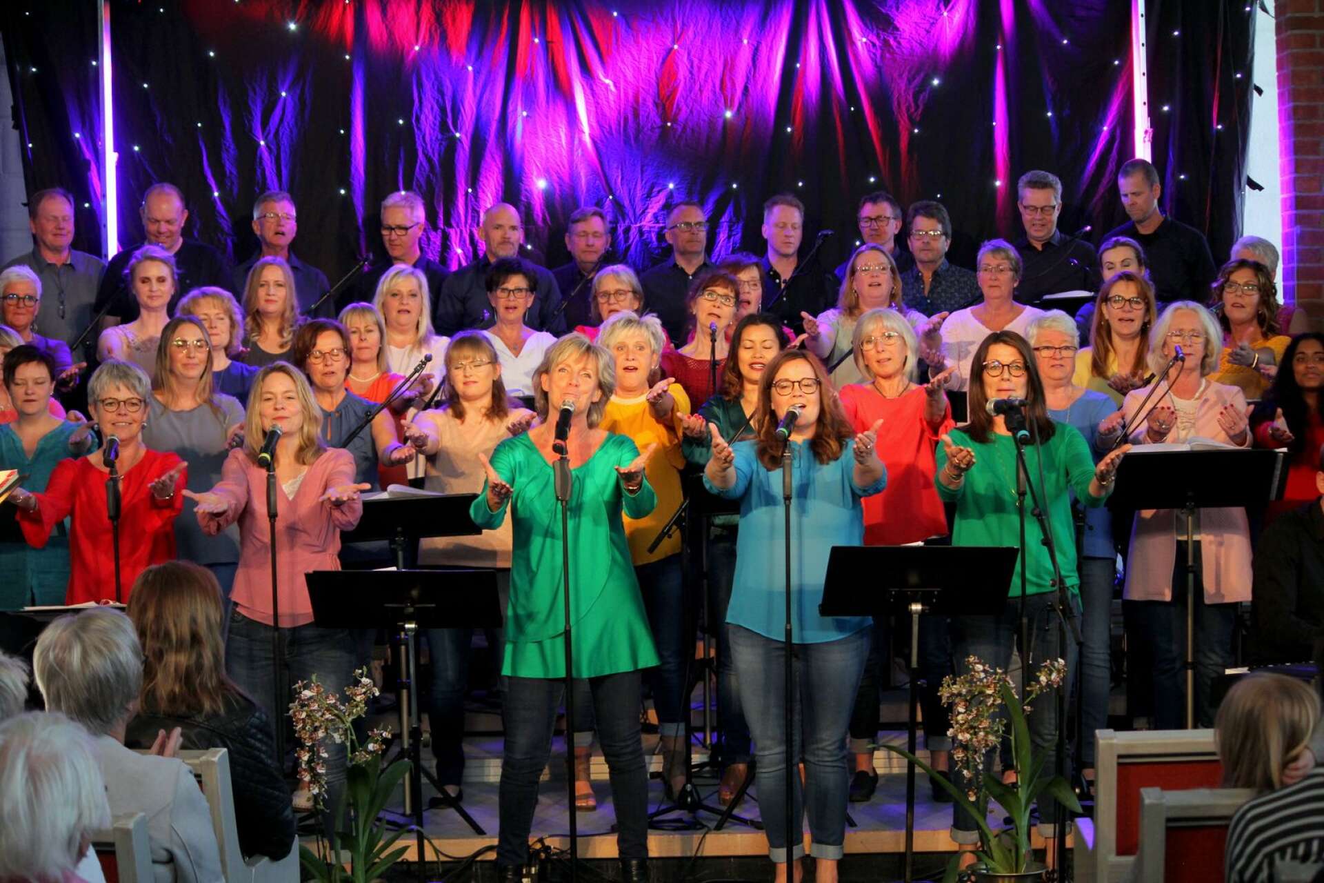 Song of Joy och Ålands Projektkör sjunger tillsammans i Mellerud under helgen.