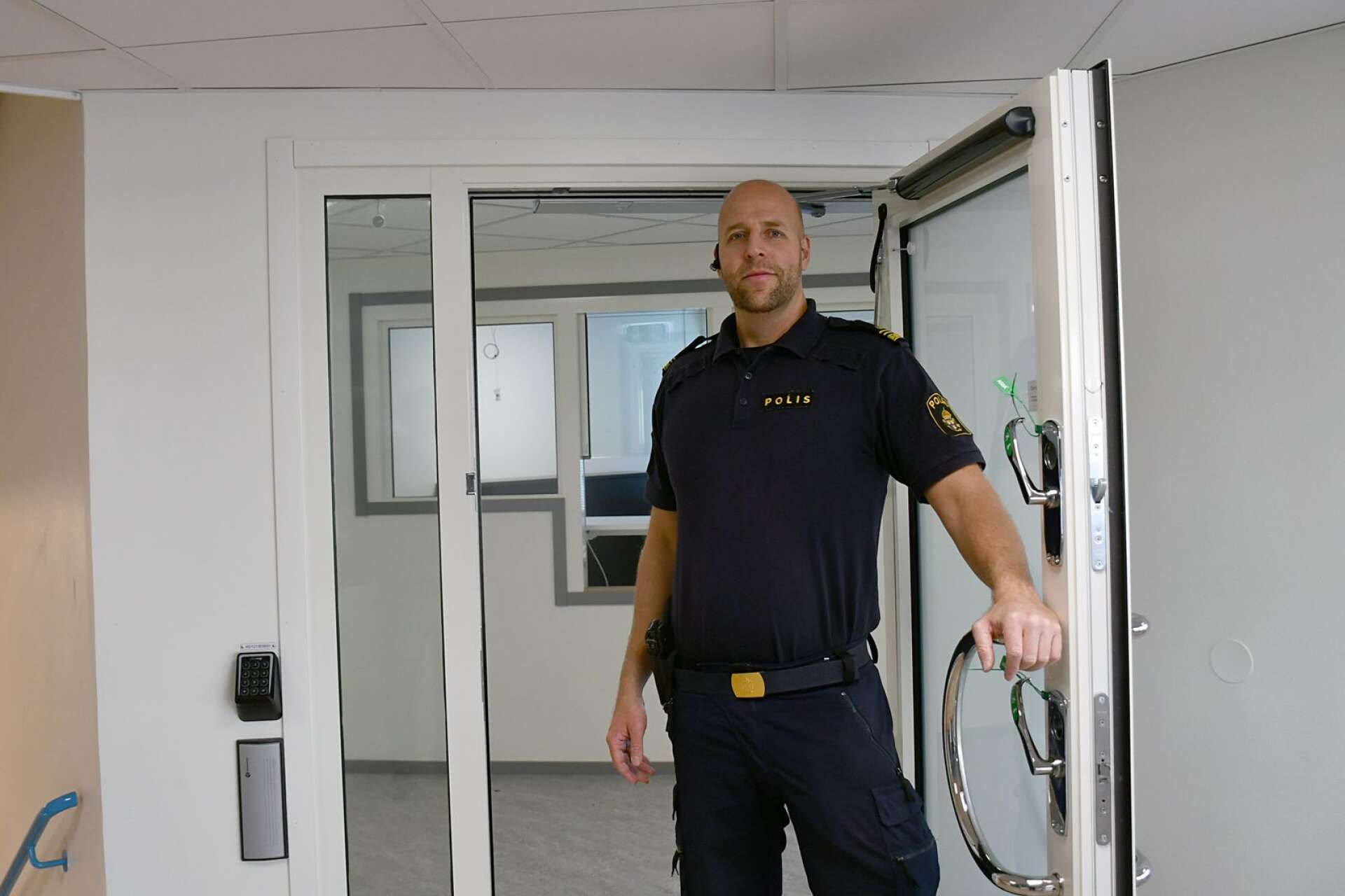 Gruppchefen Morgan Olsson välkomnar alla till den nya entrén på polisstationen i Sunne, som öppnas den 27 oktober. 