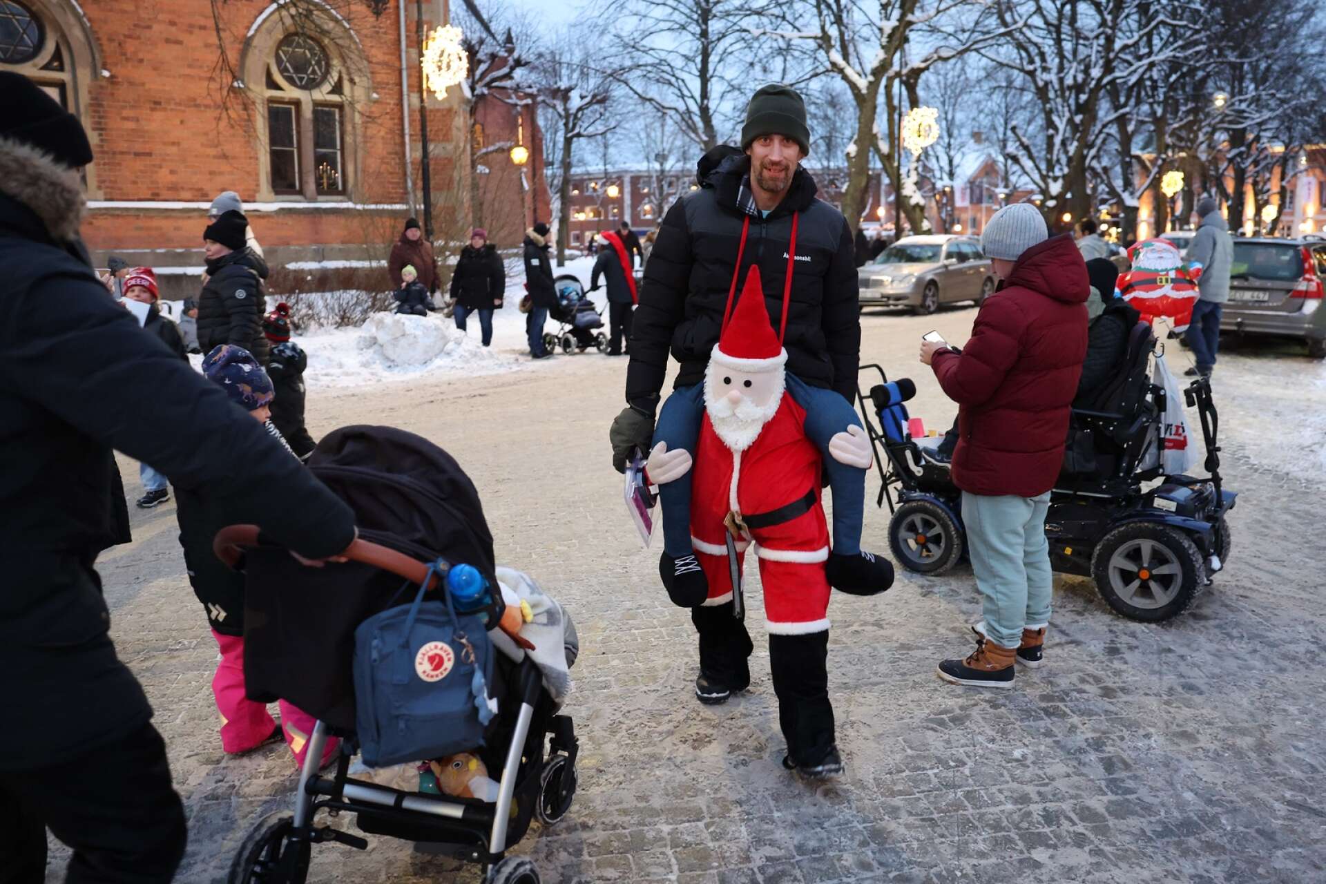 Tomtebyxorna har blivit en tradition på julskyltningen för Fredrik Grenberg från Lidköping. 