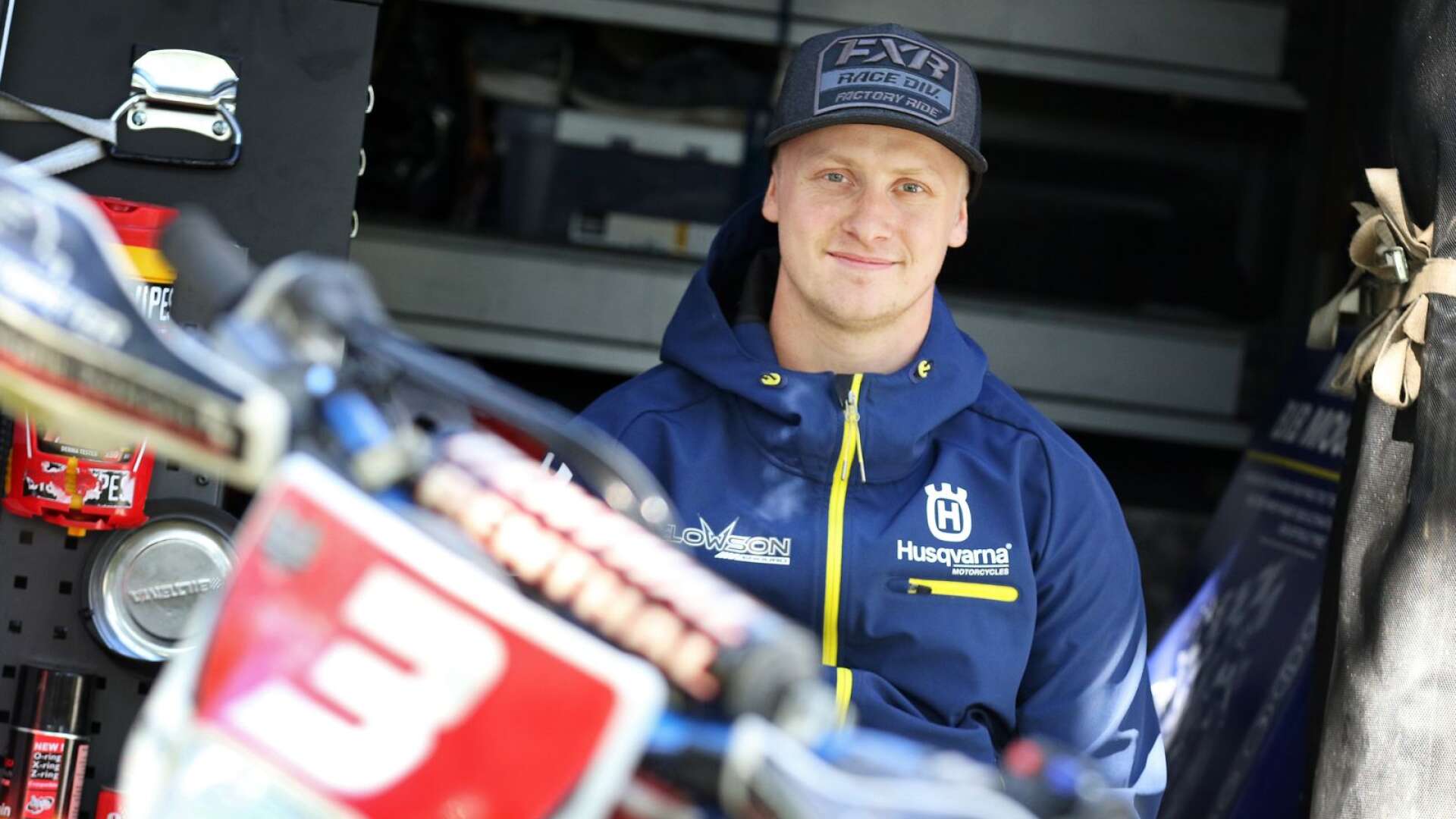 Det är en annorlunda säsong för Sveriges enduroförare. FMCK Skövdes Albin Elowson är dock positiv då den försenade säsongsstarten gav honom tid att rehabilitera sig från fjolårets skada.