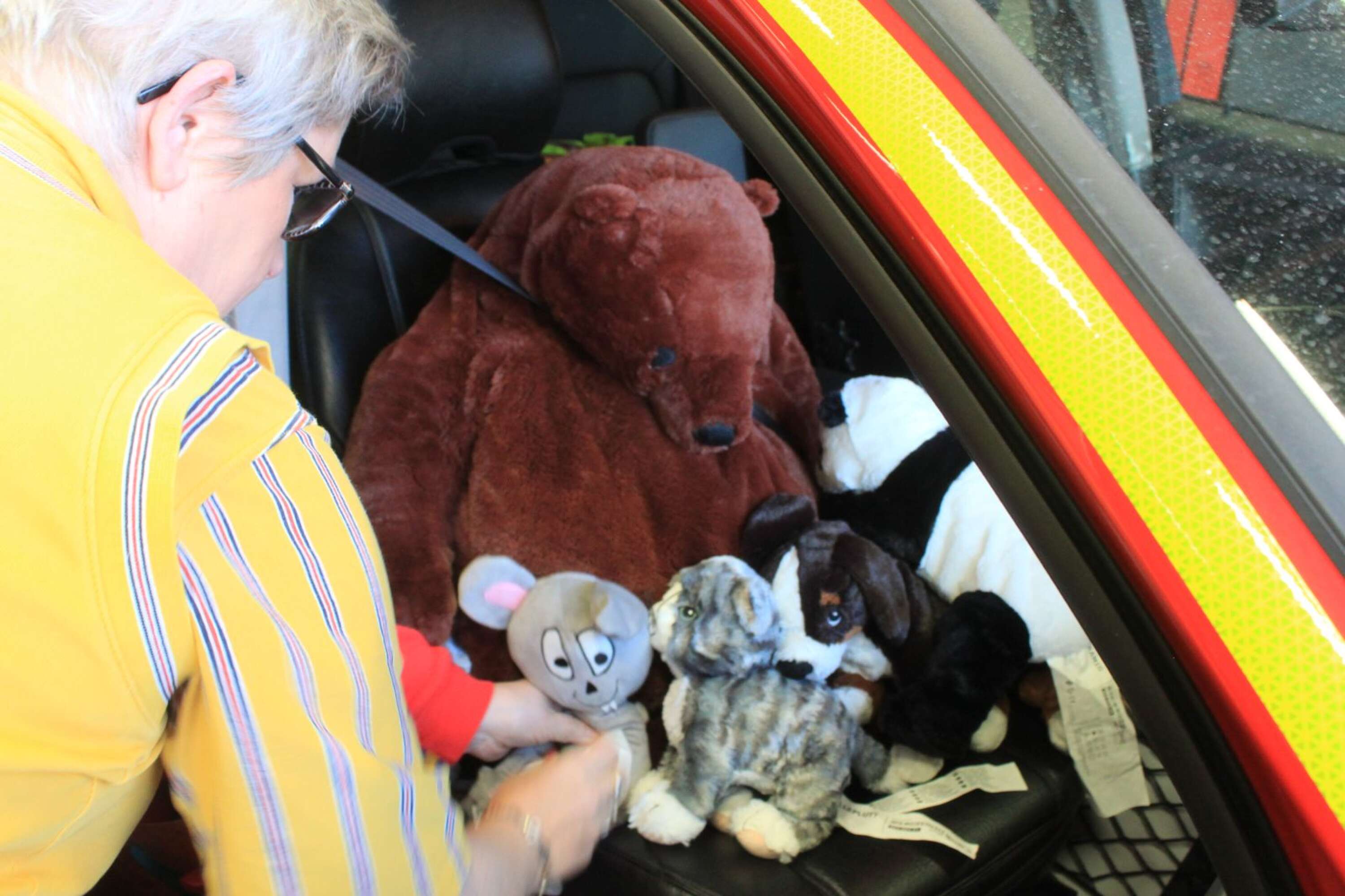 Under onsdagen lämnade Ikea och Rädda barnen över insamlade gosedjur till räddningstjänsten i Karlstad.