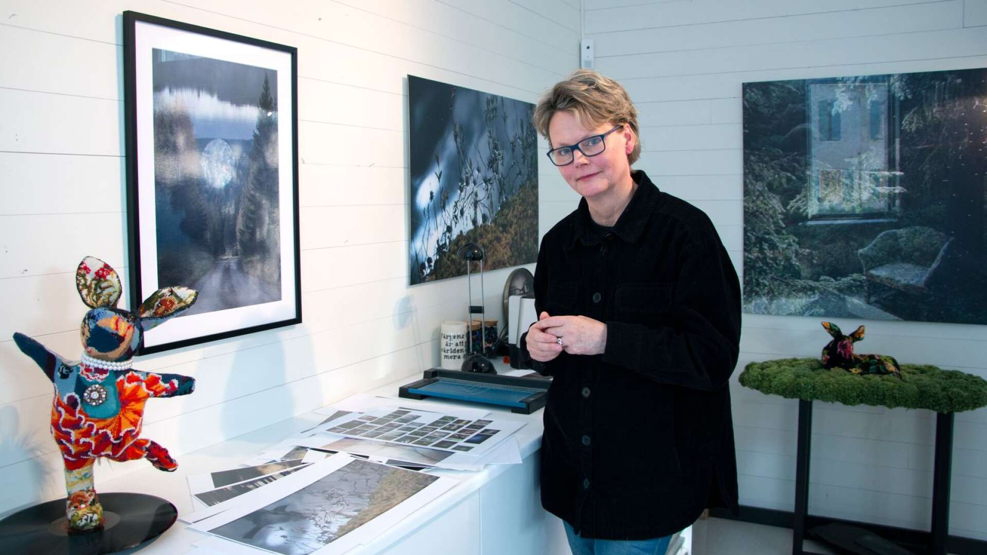 Annika Eriksdotter visar några av bilderna som är med i den kommande fotoboken &quot;I den djupa skogens famn&quot;.