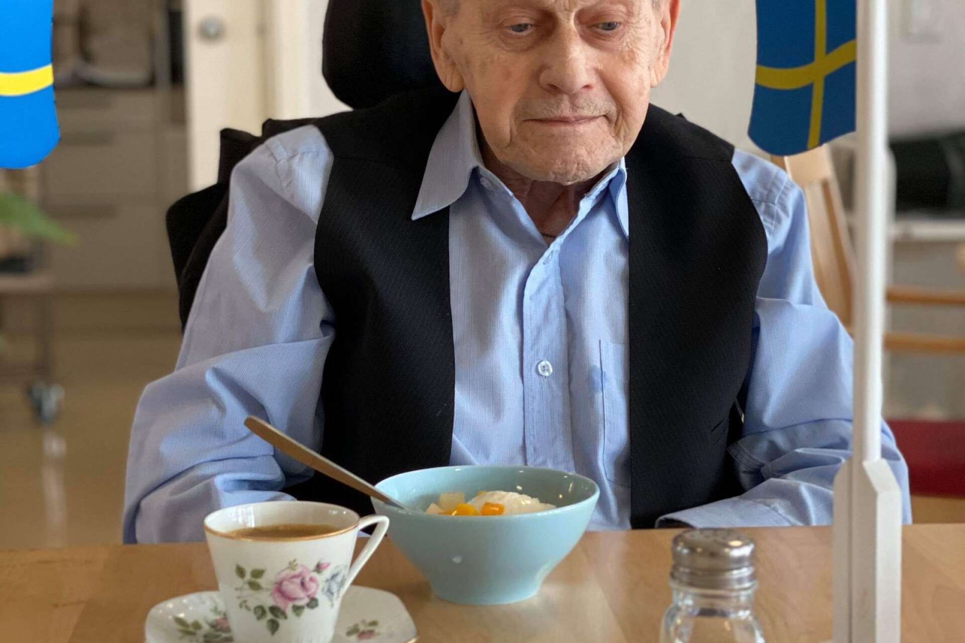Uno Andersson firade i dagarna sin 83 års dag tillsammans med personal och grannar på boendet Grönskan.