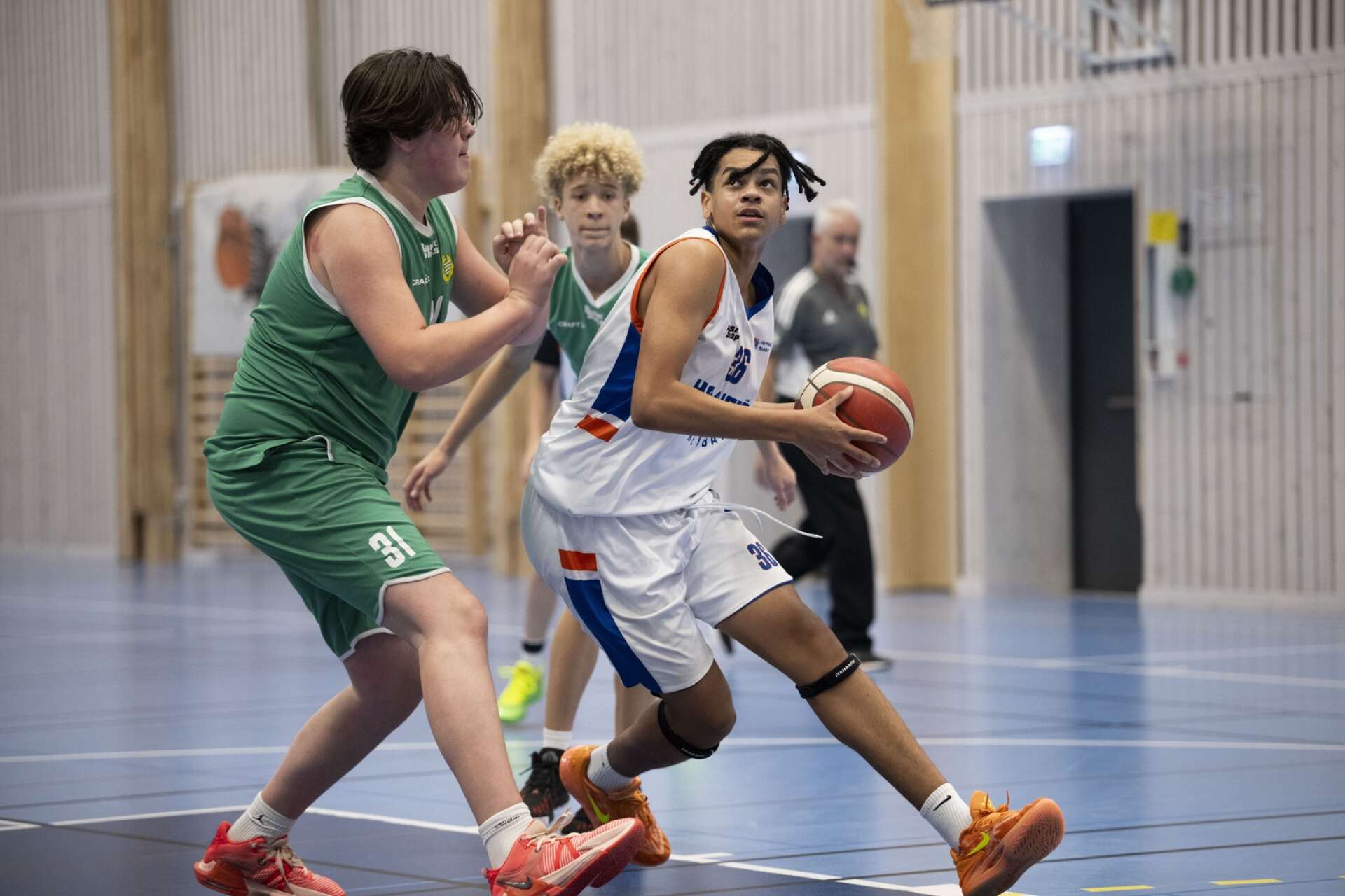 Tack vare den positiva utvecklingen i föreningen fick Hammarö Basket chansen att arrangera gruppspelet i USM under helgen. Här är Emanuel Eze med bollen. 