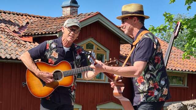 Sören och Bo Frid har spelat ihop i 50 år och firar med en spelning i Korsberga bygdegård.