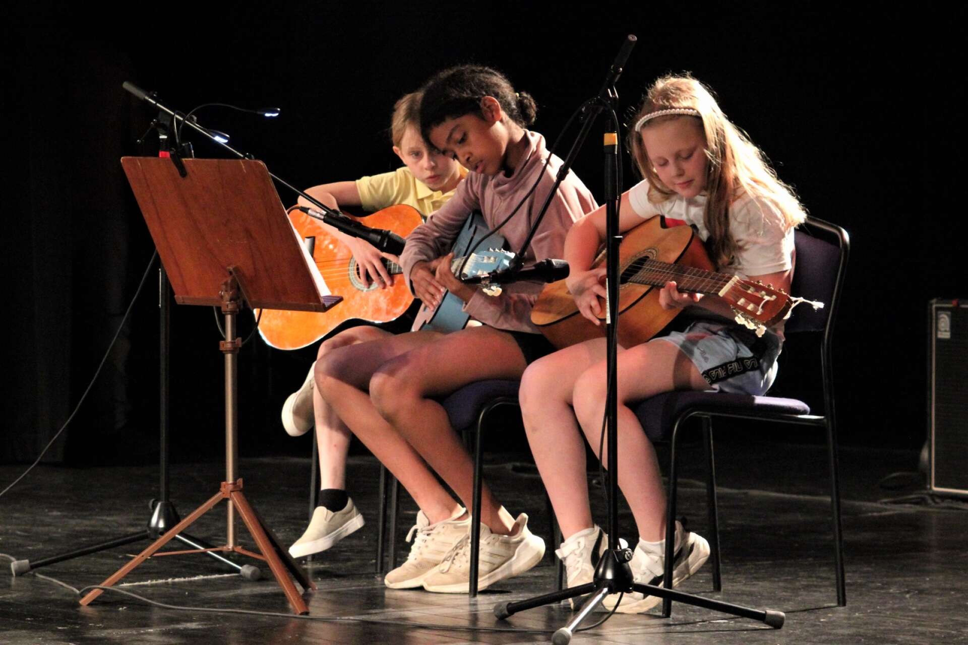 Tre tjejer, Vera, Novalie och Novalie, gav prov på tre olika melodier på akustisk gitarr då det var dags för Kulturskolans show för grundskolan i Degerfors Folkets hus.