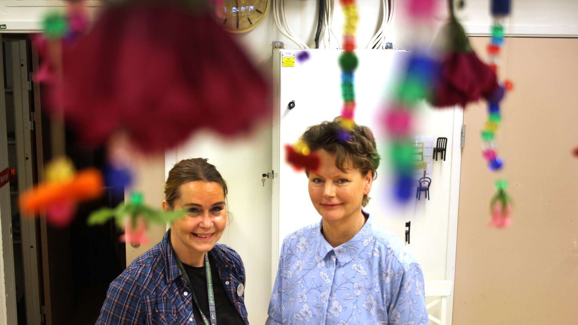Anna Kangasvieri och Annika Eriksdotter ser till att eleverna på Kronoparksskolan har alla chanser att skapa kreativt i det nyinredda Skogsrummet.