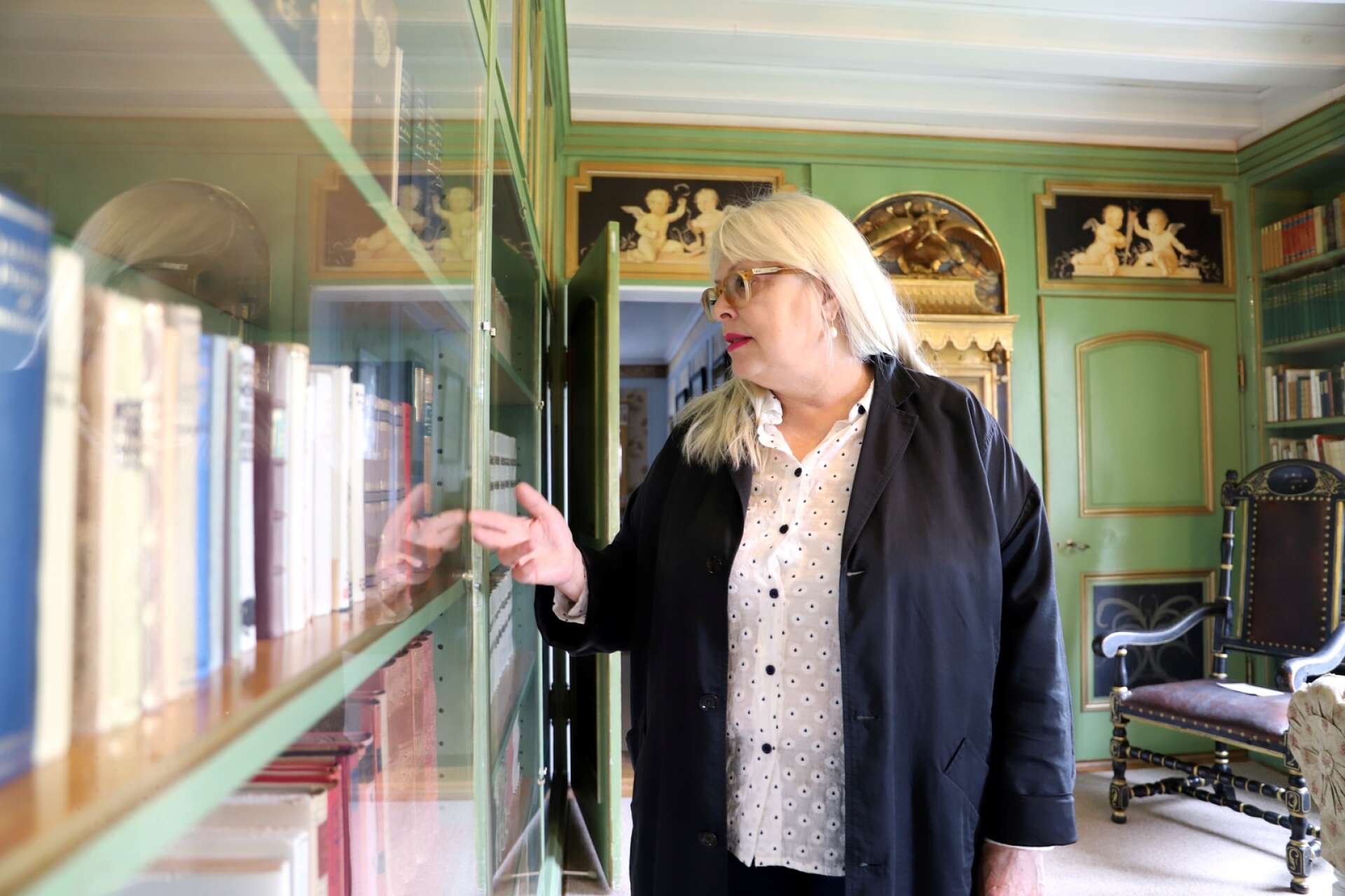 I Selma Lagerlöfs bibliotek finns dåtidens samtidslitteratur. Författaren hängde med sin tid och Yvonne Ihmels lyfter gärna fram hennes mod.