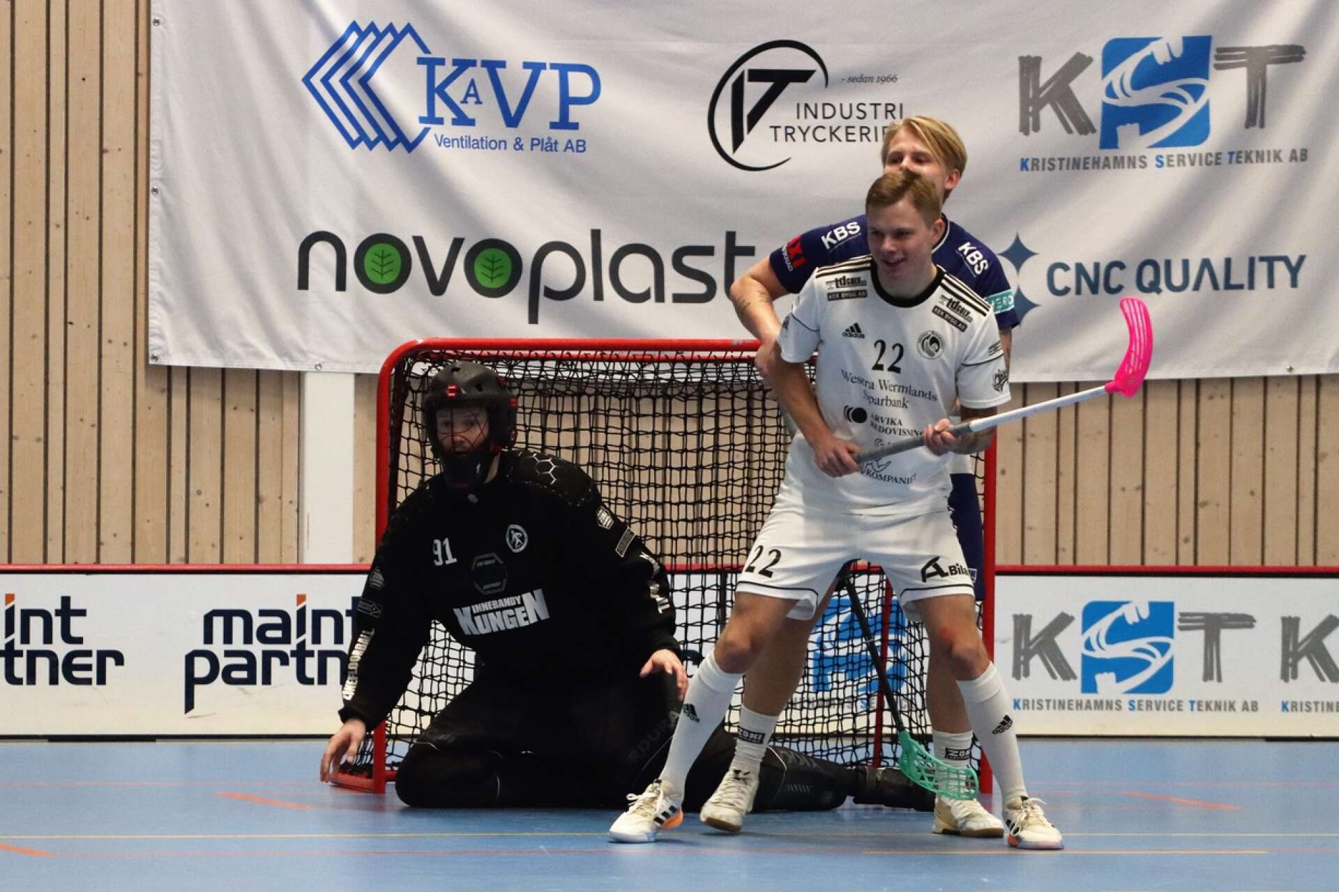 Målvakten Markus Ring kör också vidare i Karlskoga innebandy nästa säsong.