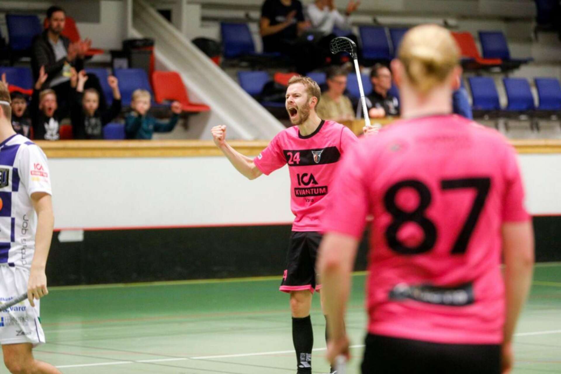 Anton Mellegård och hans Vara IBK inleder på lördag en ny division 2-säsong.
