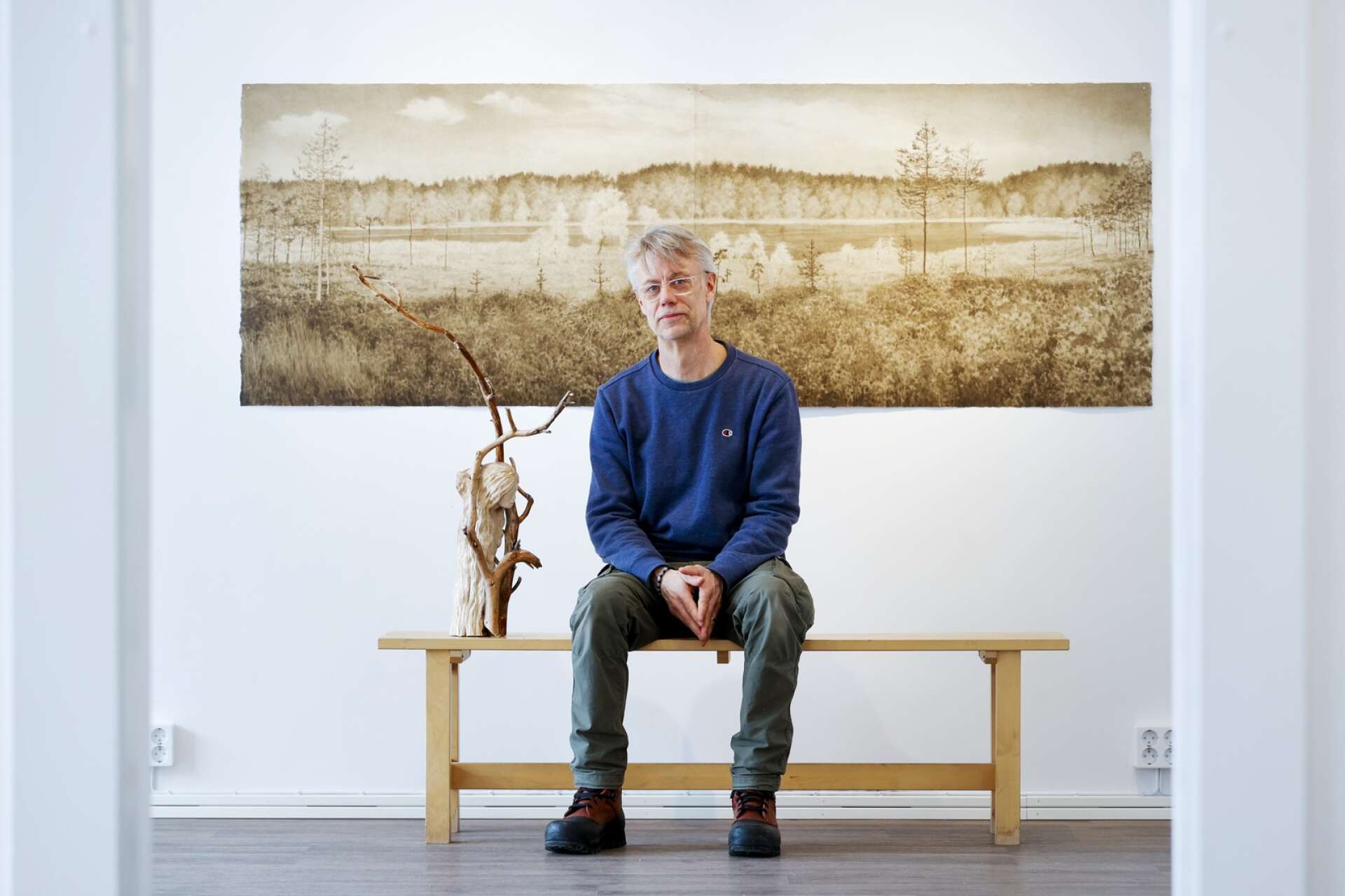Stefan Lindqvist med akvarellen ”Sommaren länge sen alldeles nyss” i ryggen.