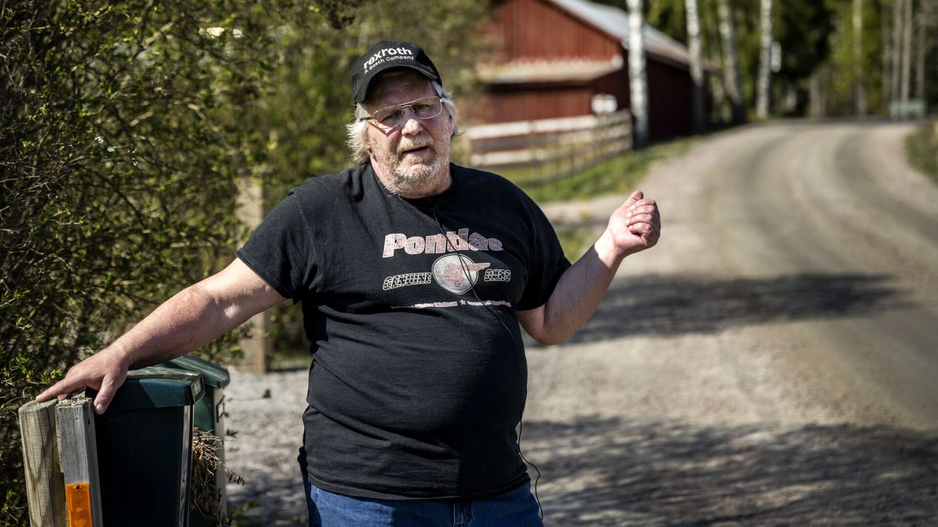 Ulf Hermansson i Gansbyn står vid brevlådan precis som han gjorde i höstas när en förbipasserande bil sprätte upp grus i hans ena öga.
