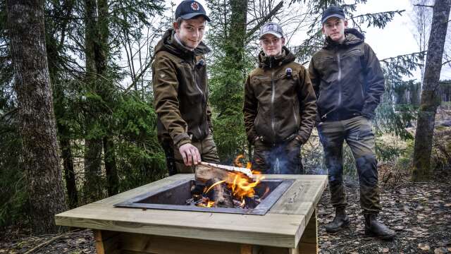 Oscar Håfström, Leo Gullberg och Rasmus Karlsson driver Eldplatser UF och tillverkar eldstäder. 