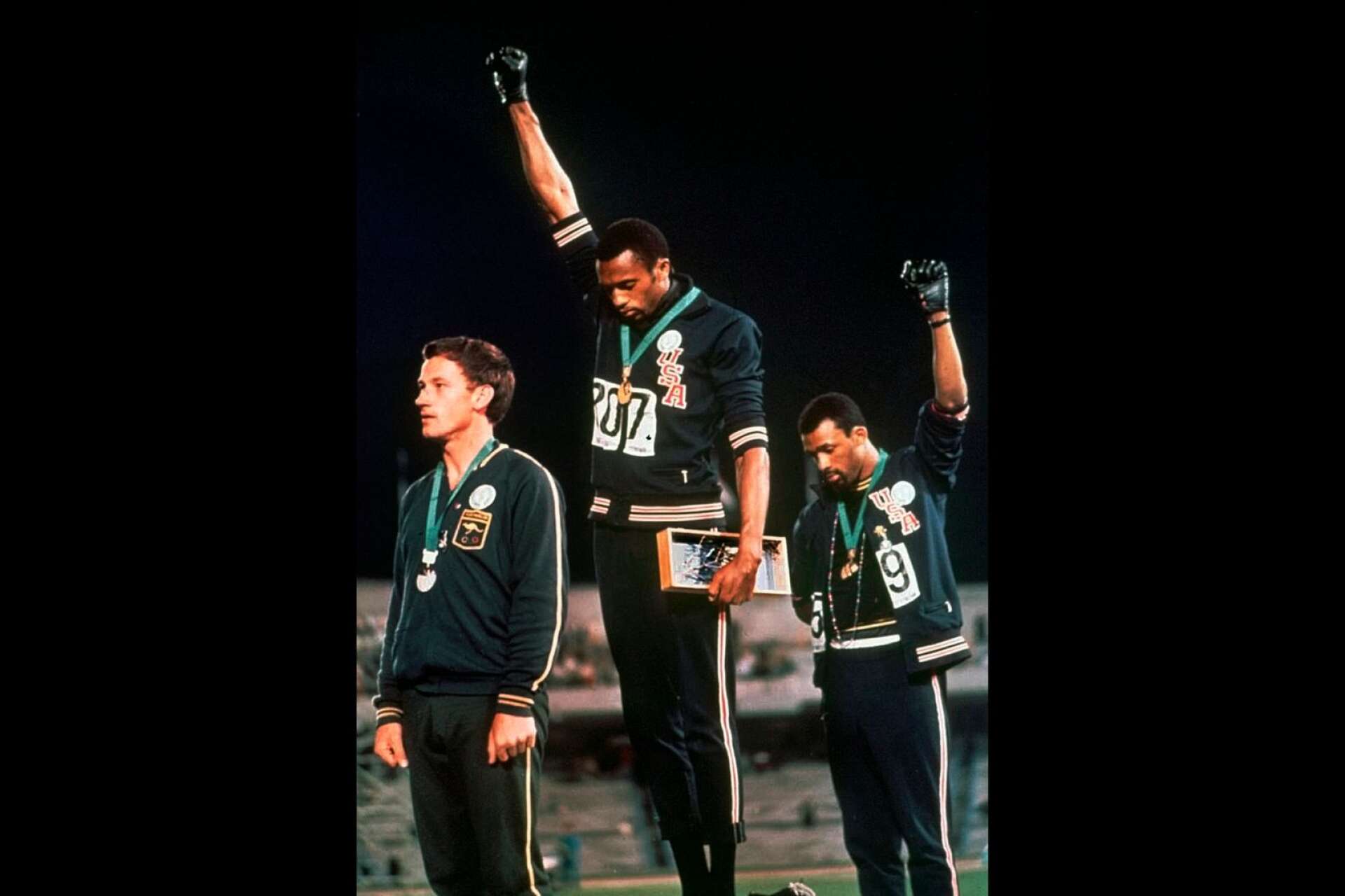 Tommie Smith och John Carlos på prispallen med knutna Black Panthernävar efter 200-metersloppet i OS i Mexiko 1968.