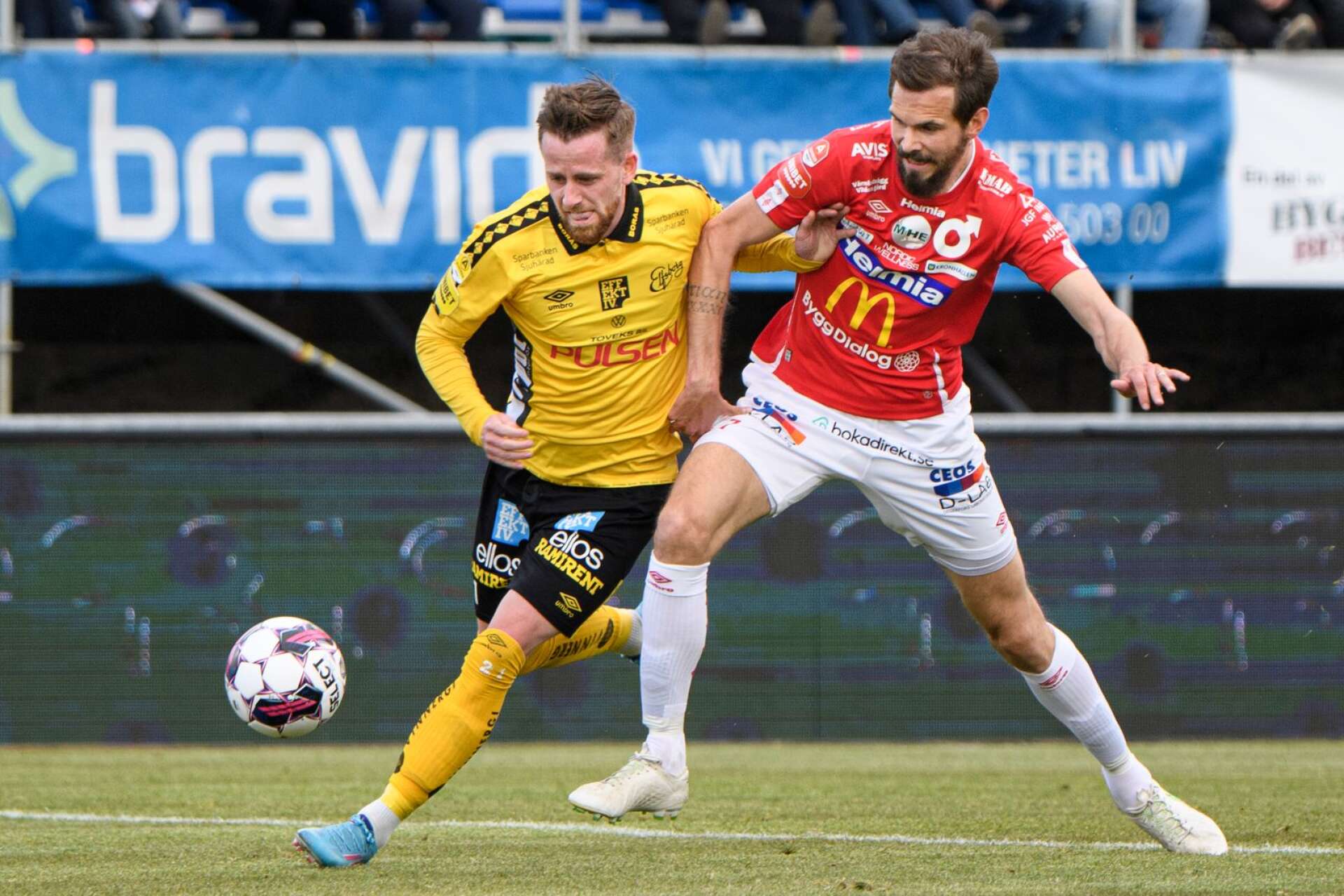 Sebastian Ohlsson i duell med tidigare DIF-spelaren Rasmus Alm från senaste hemmamatchen på Stora valla då Alm gjorde tre mål för Elfsborg.