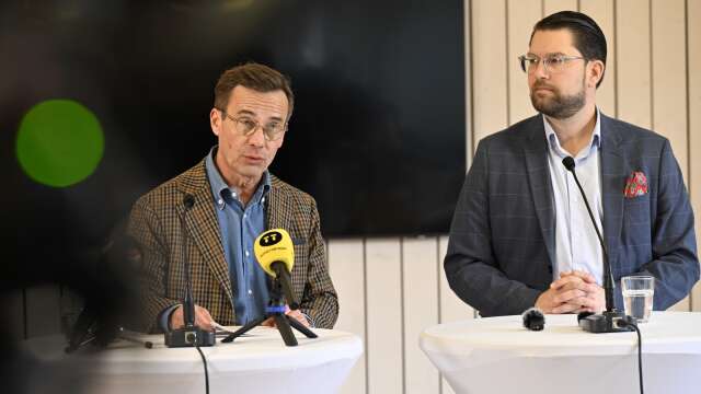 Insändarskribenten ställer sig bakom Tidöpartiernas förslag om anmälningsplikt av papperslösa. På bild är statsminister Ulf Kristersson (M) och Sverigedemokraternas partiledare Jimmie Åkesson.