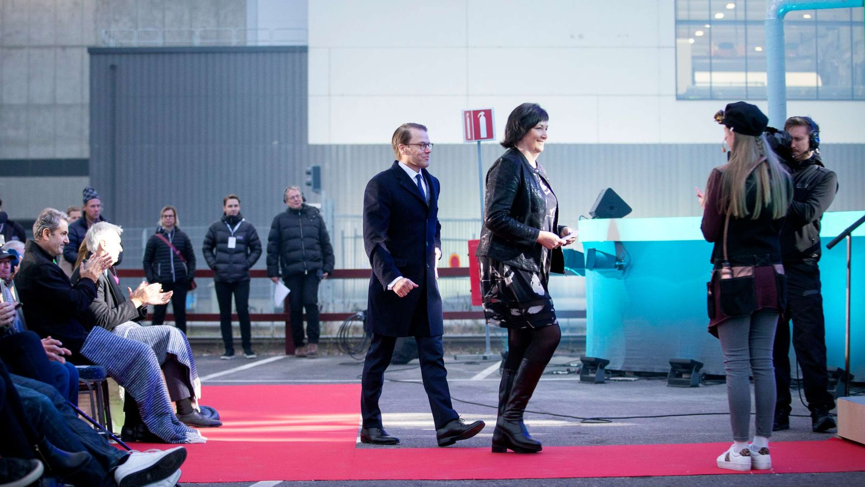 Prins Daniel och koncernchef Petra Einarsson invigde den nya kartongmaskinen KM7.