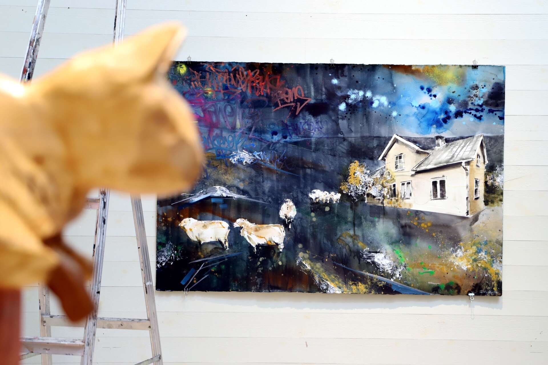 Henric Ernstson, Kil, har skulpterat katten som ser ut att vara på väg att hoppa in i Erik Hjorths målning Landet.