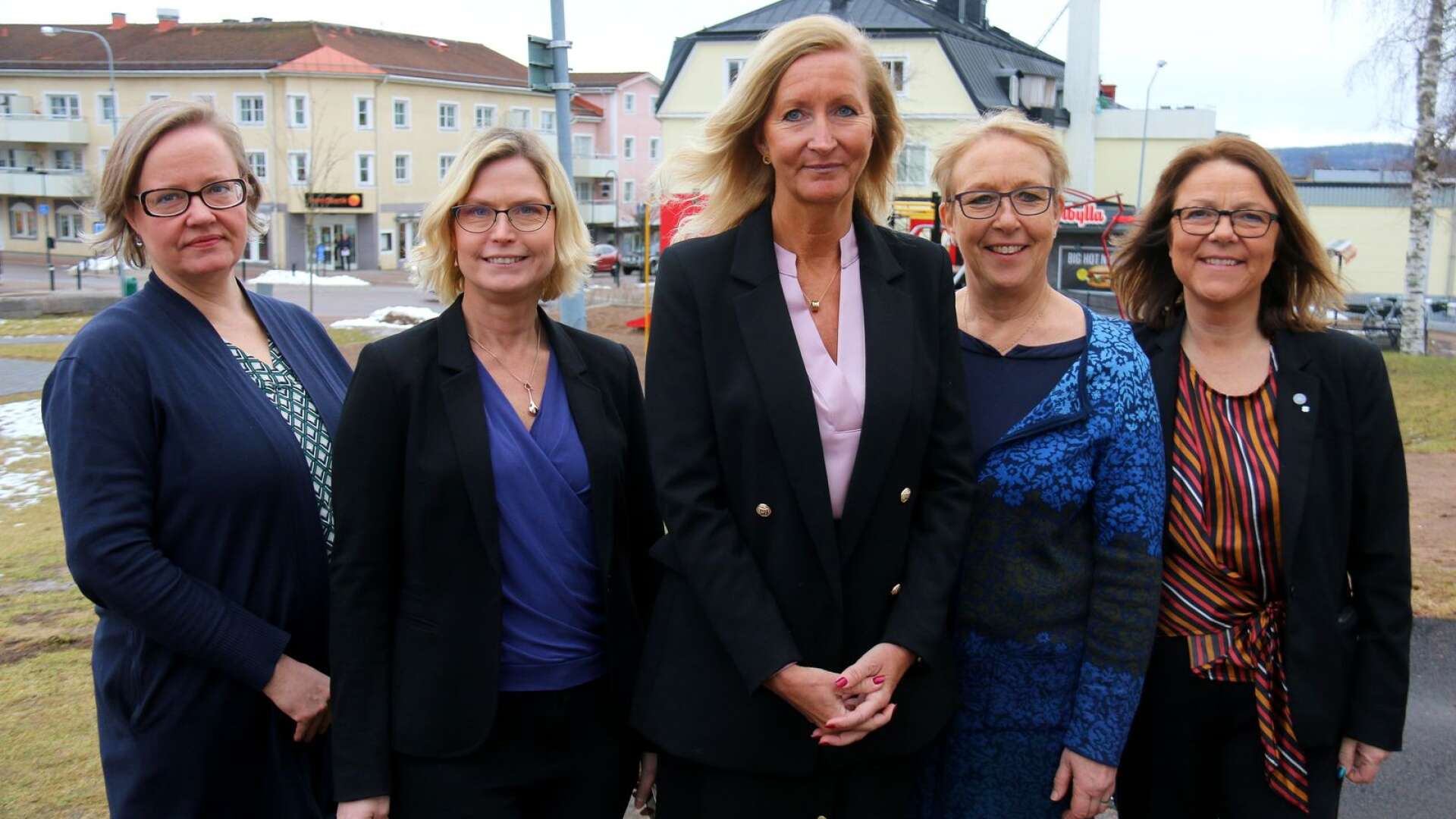 Statens servicecenters projektgrupp, här genom Taina Virtanen, Susanne Lindestam och Lotta Hellgren, besökte Torsby för att titta på lokaler till det nya servicekontoret och fick hjälp av kommunalråden Ann-Katrin Järåsen (S) och Anna-Lena Carlsson (C).