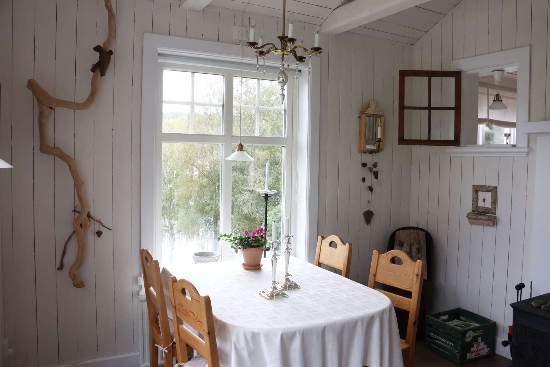 Gäststugan är personligt inredd med återbruk och Karin Holmbergs skapelser.