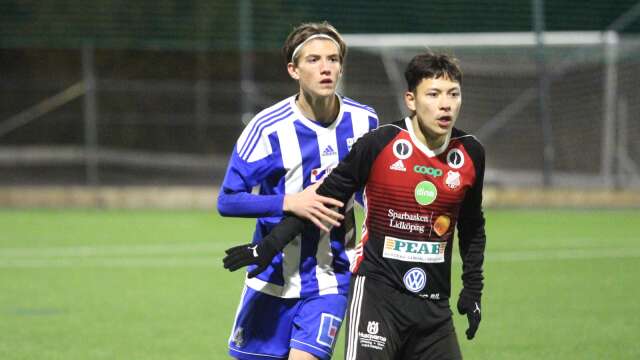 Karl Berzell (till vänster) och IFK Mariestad räckte inte till borta mot Vänersborgs FK i kvalet till P17 division ett. (ARKIVBILD)