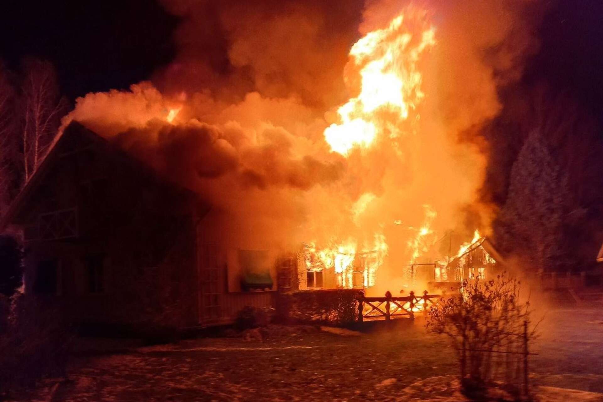 En villa och ett garage brann ner till grunden i Forsvik under torsdagskvällen. En person har förts till sjukhus med brännskador.