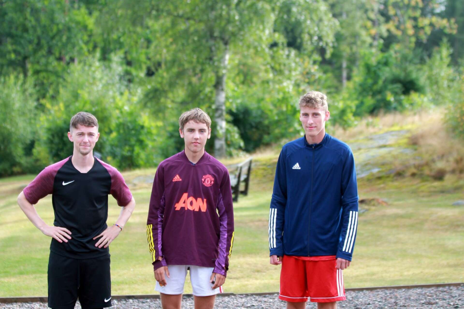 Tre nya i truppen för Färgelanda IF  från väster: Anton Niklasson, Kevin Abrahamsson och Erik Stensson.