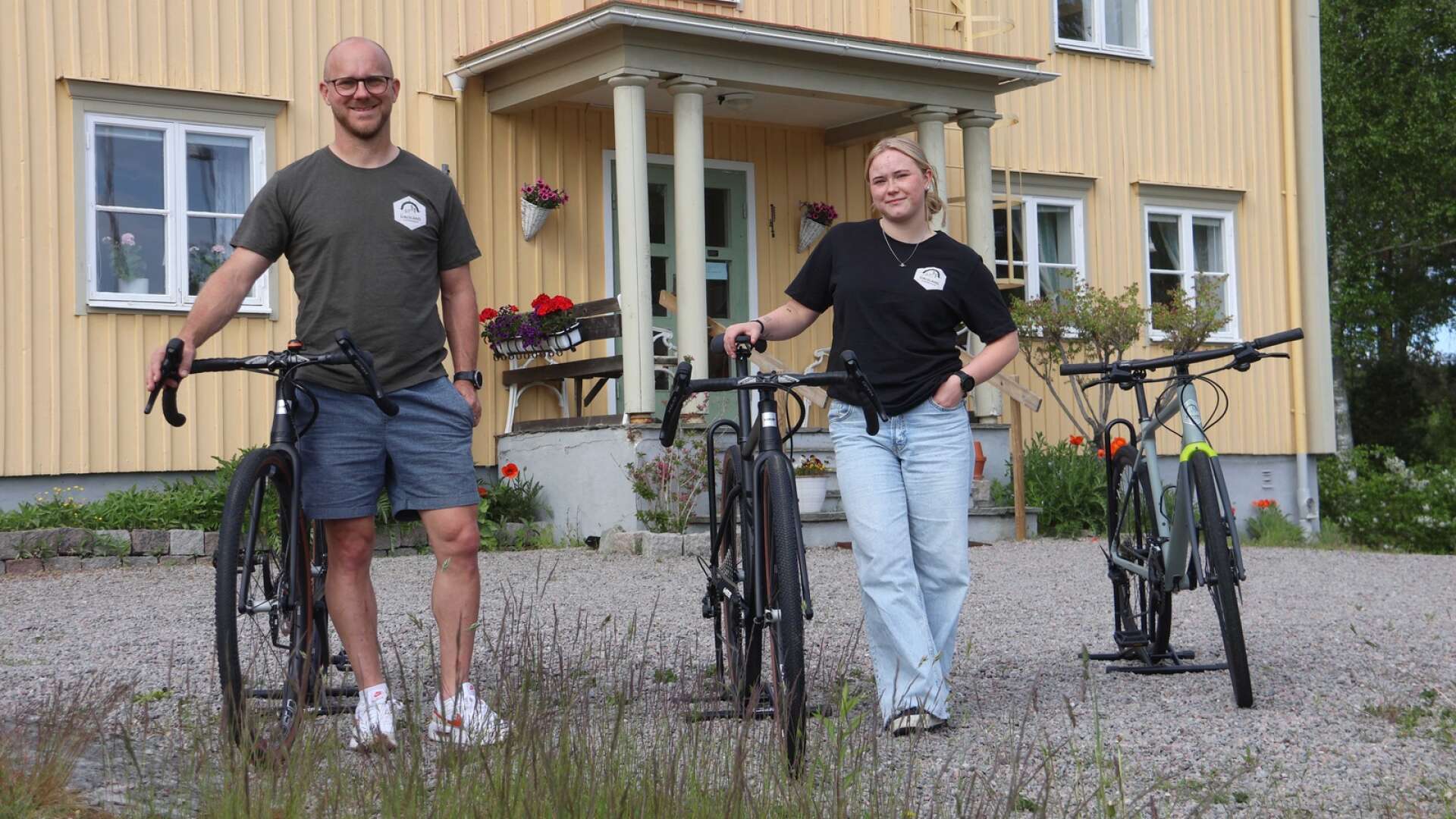 Erik Josefsson, här med dottern Saga Josefsson, arrenderar vandrarhemmet genom sitt upplevelseföretag The Dalslands Experience.