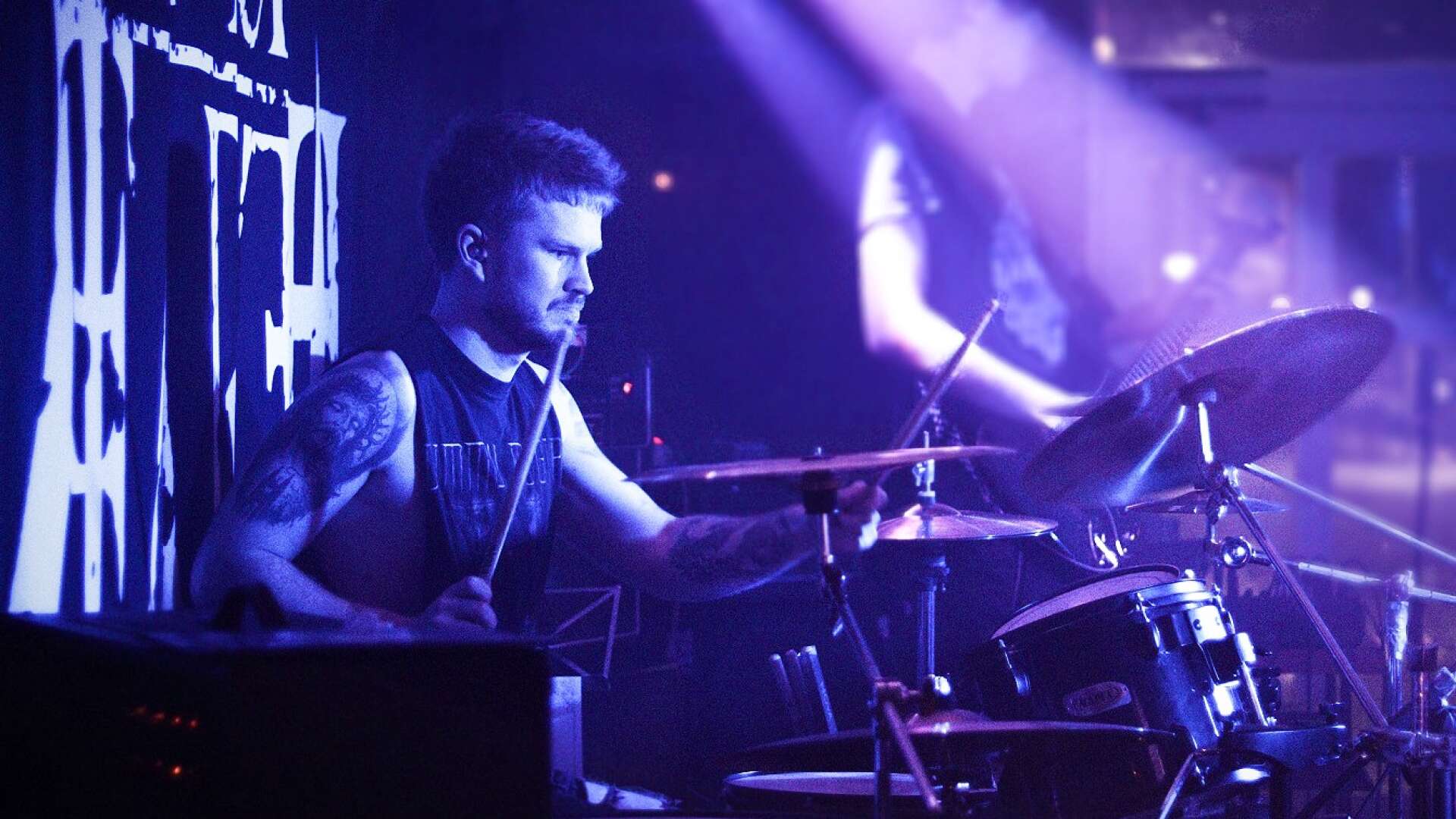Anton Vehkaperä är trummis i bandet After Earth. 