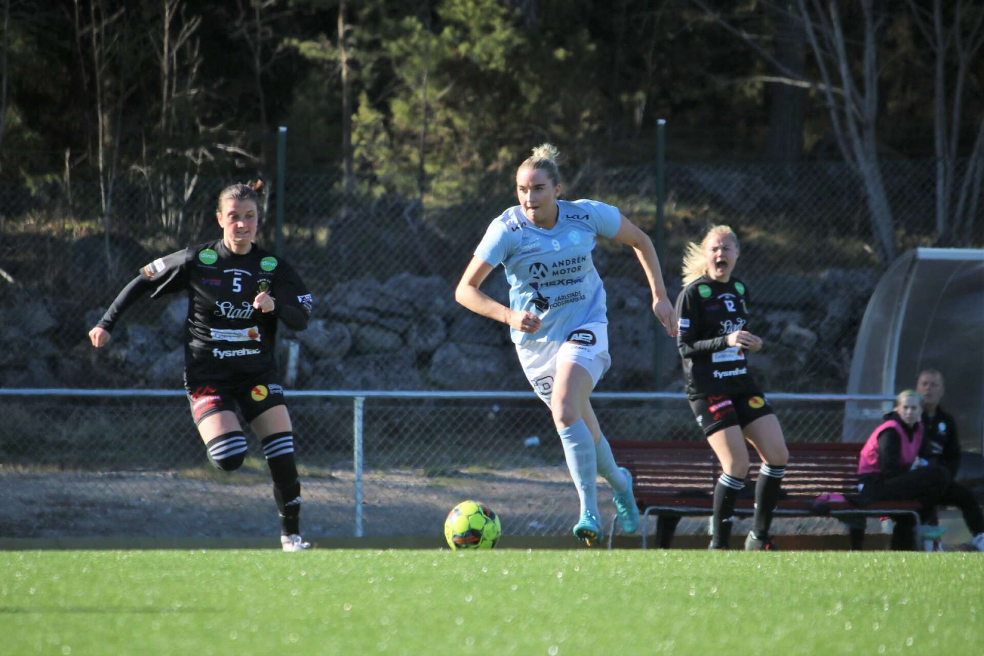 Wilma Enarsson gjorde en stark insats men blev lite väl ensam på topp. Anna Larsson i Råda skyndar till.