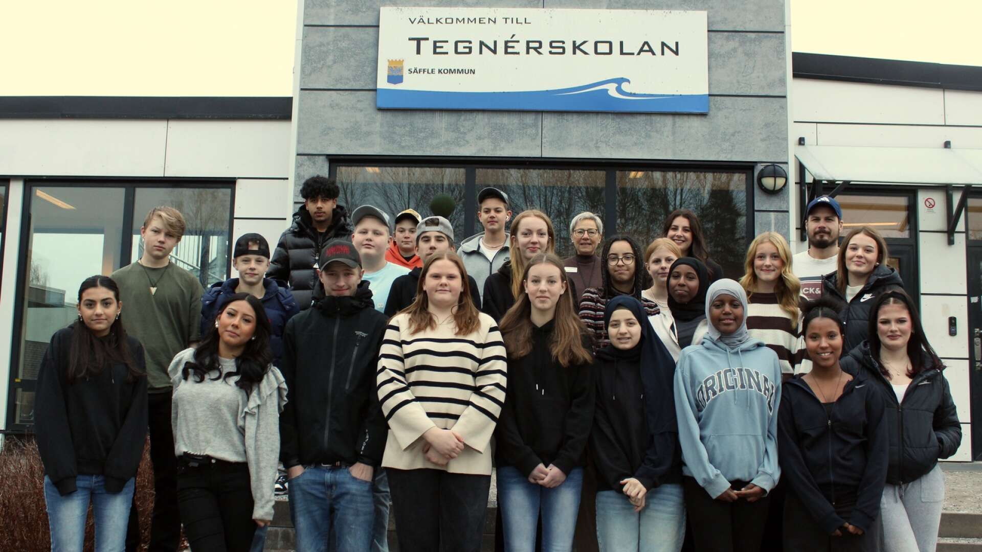 Klass 8A på Tegnérskolan har ordnat pengar för att åka till riksdagen i Stockholm. På bilden tillsammans med klasslärarna Margareta Bäckström och Jakob Gambring samt SO-läraren Maida Sövig. 