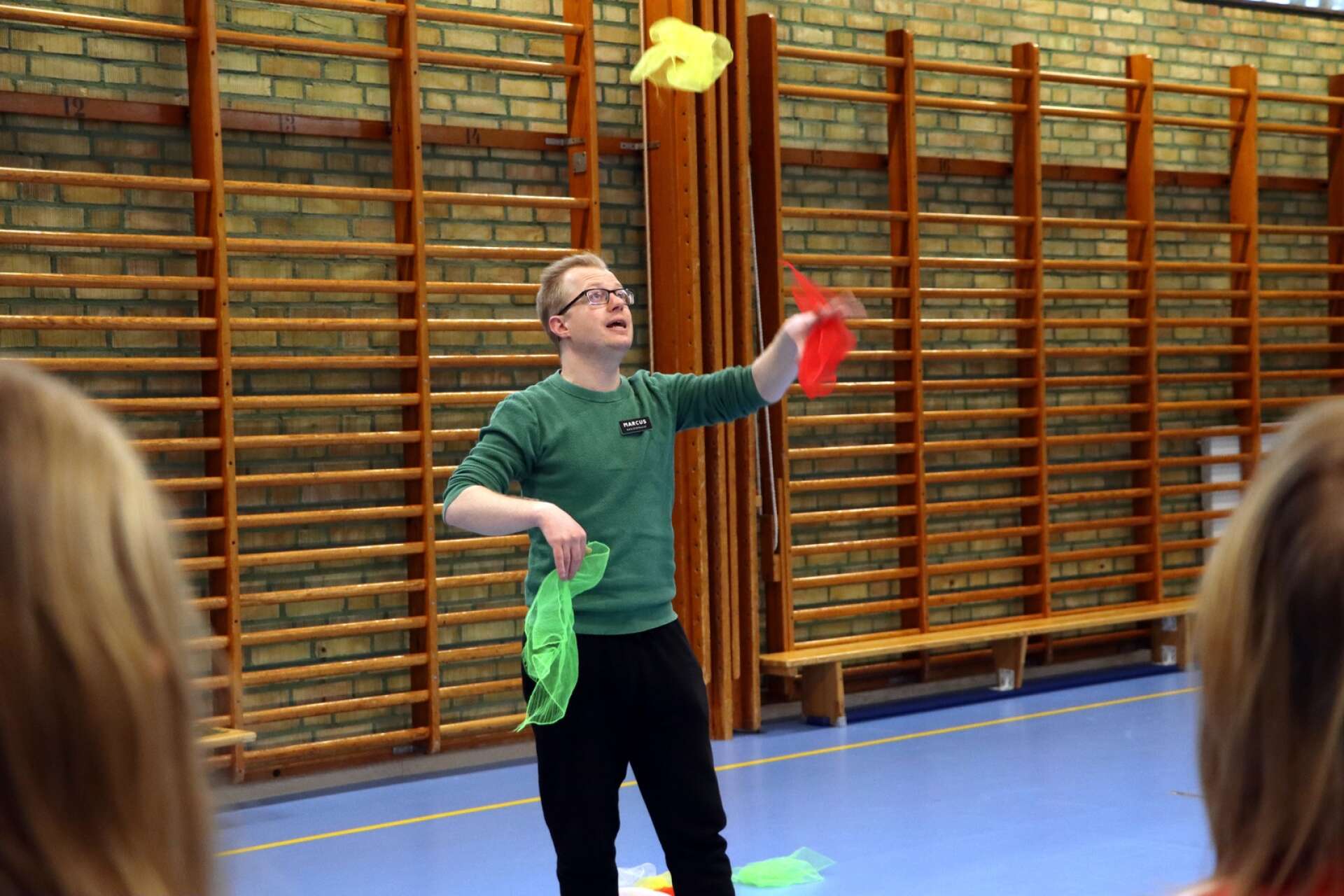 Cirkuspedagogen Marcus Bertilsson visar eleverna hur man jonglerar med dukar. 
