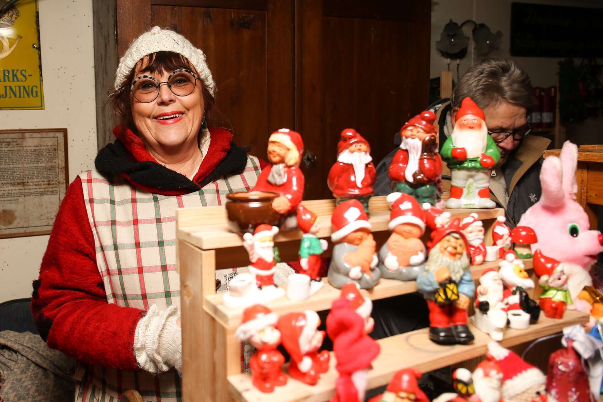 Stina Björnlod håller på med det bästa av det mesta, antikt och kuriosa, men vid juletid handlar det mest om tomtar och julsaker.