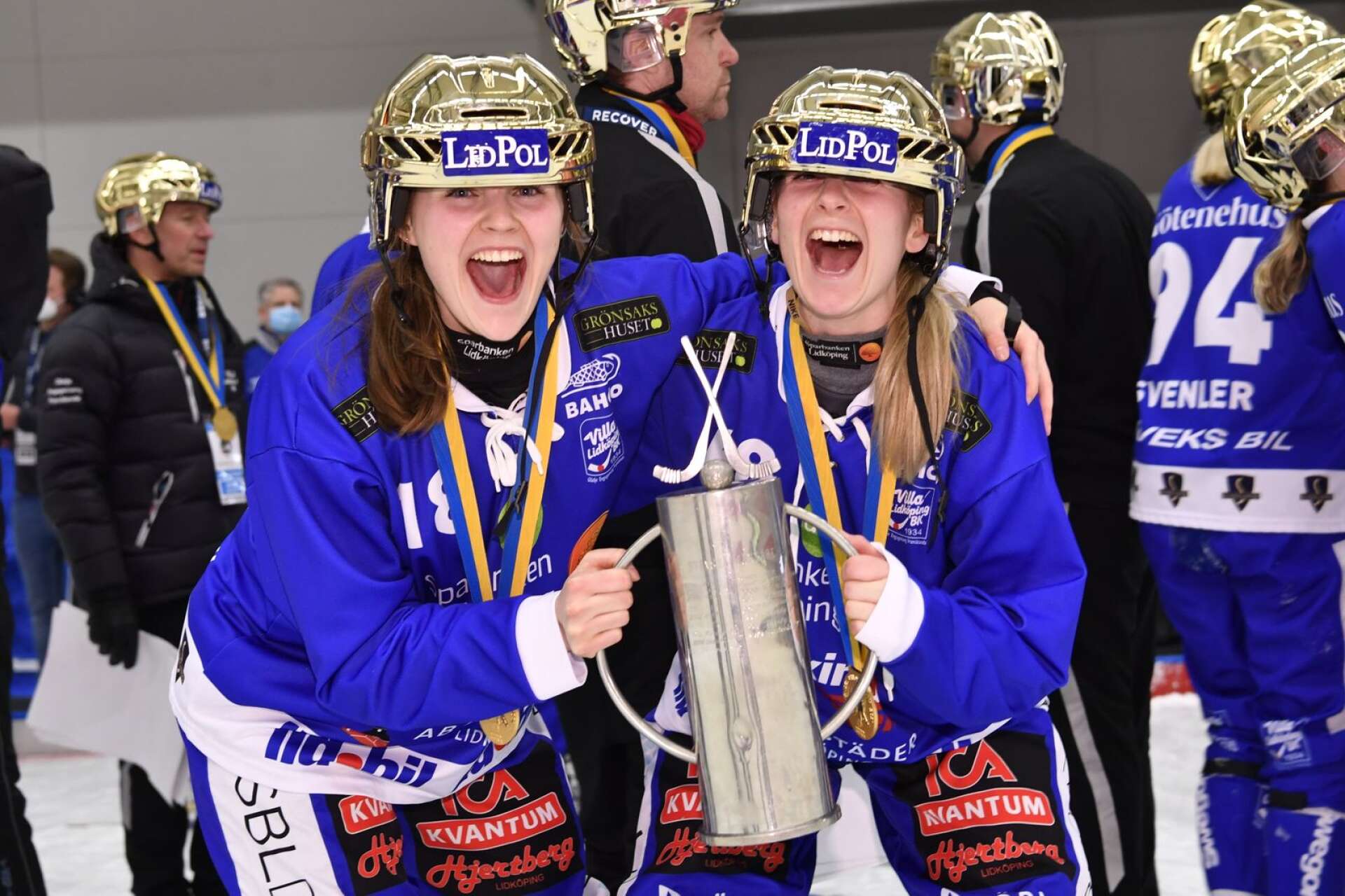 Camilla Andersson (till höger) fick i vintras fira sitt totalt tredje SM-guld. Den här gången med Julia Wallgren och Villa Lidköping.