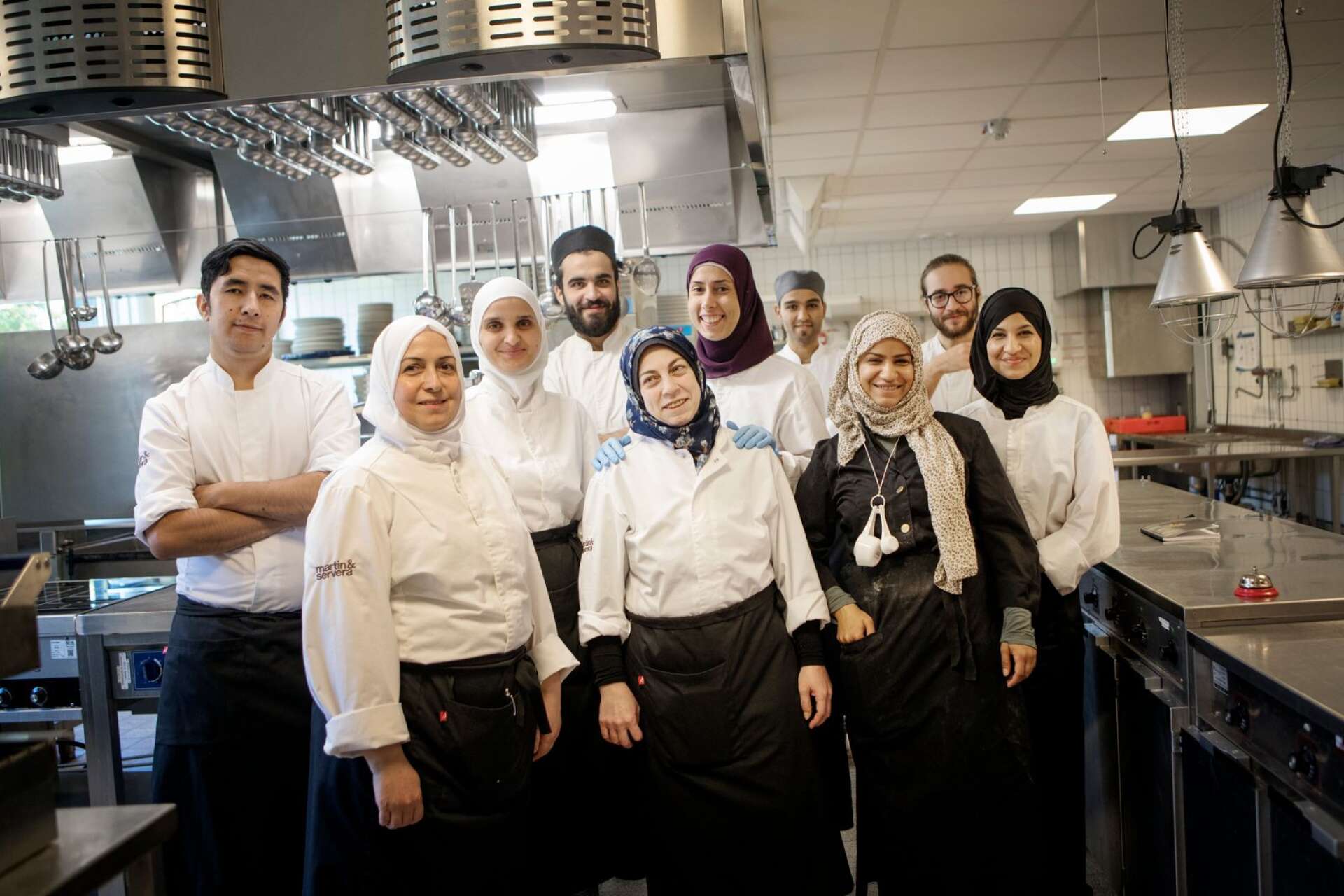Tio elever från Vuxnas lärande i köket på Möckelngymnasiet.
