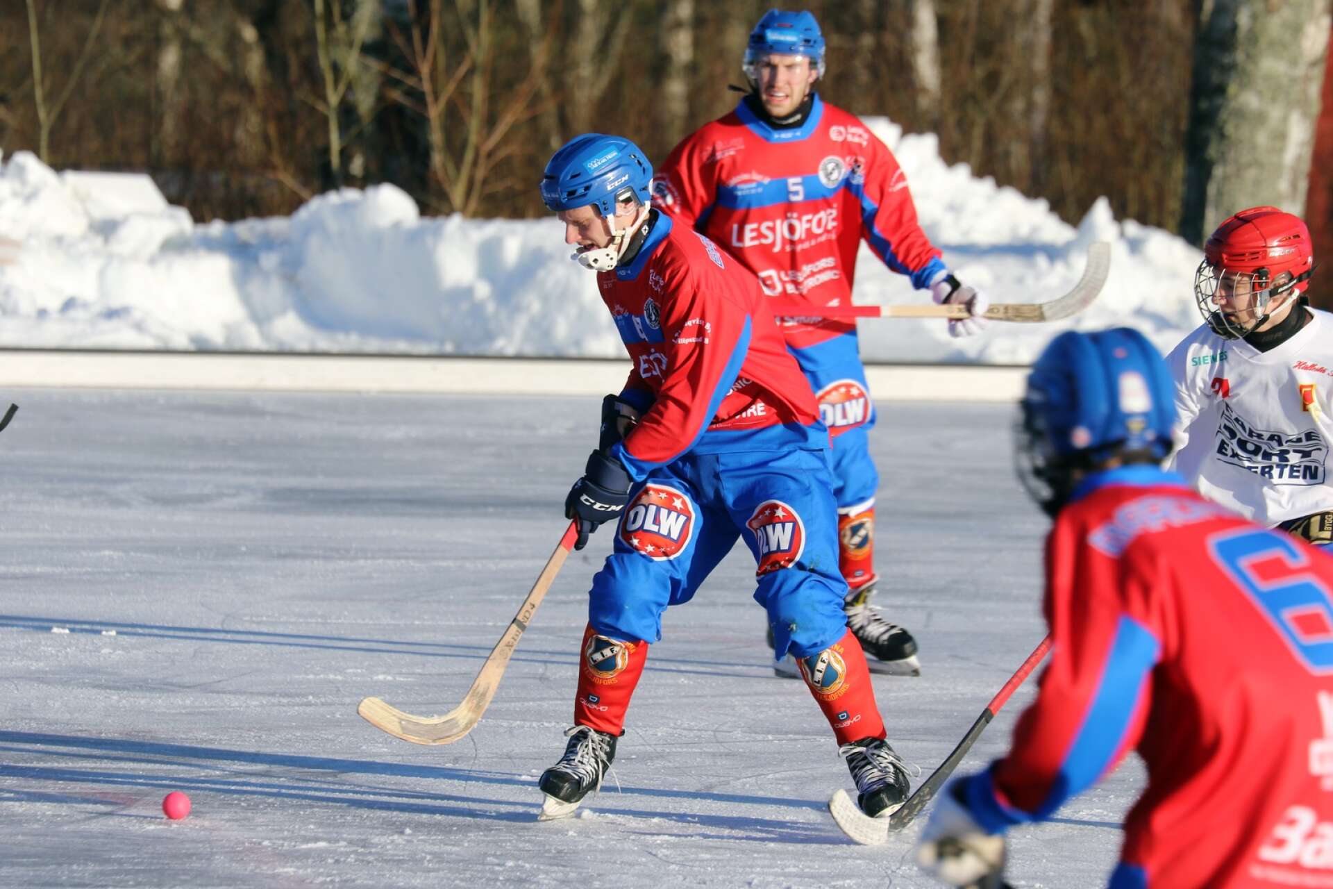 Säsongens första match på Stålvallen spelades i strålande sol. Lesjöfors/Filipstad mötte Finspång.  
