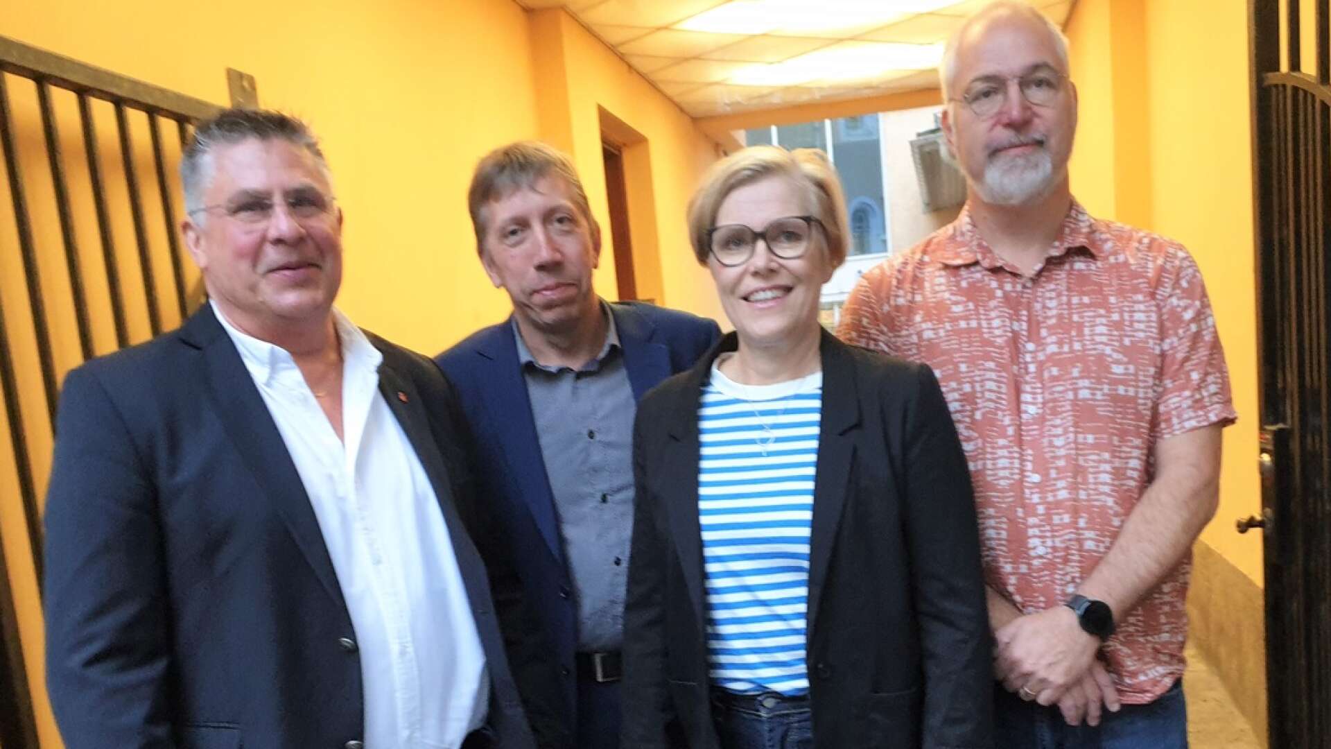 Lars Nilsson, S, Anders Ölmhult, C, Anne-Marie Wallouch, V och Tommie Bodin, Mp, representerar Kristinehamns kommuns nya politiska majoritet.