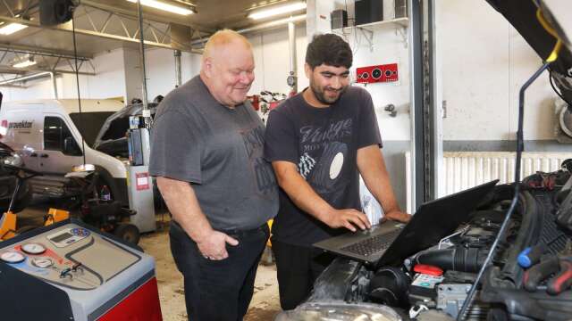 Ahmad Rahimi, till höger, har arbetat hos Rolf Johansson på Rolfs bil och maskin sedan år 2019. Trots fast jobb riskerar han att utvisas.