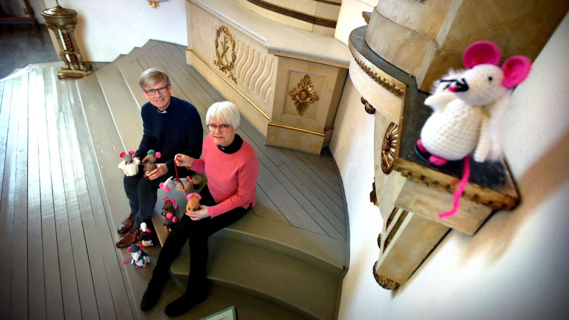 Harald Cohén, domprost och Kerstin Almegård, domkyrkokaplan vill göra fler nyfikna på domkyrkan med hjälp av råttor.