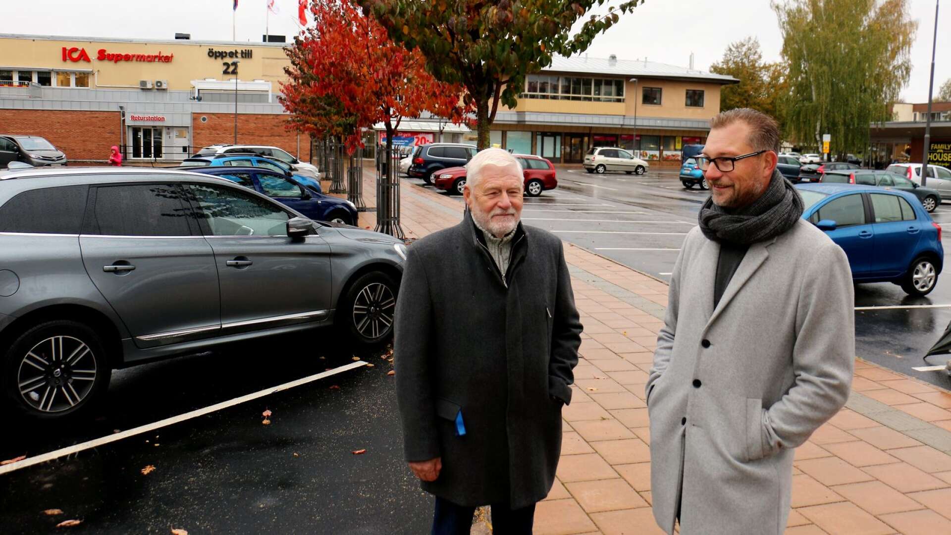 Samhällsbyggnadsnämndens ordförande Bengt Ferm (S) och Tibro Energi ABs vd Jonas Angshed vid den parkeringsruta på Allétorget där laddstolpen kommer att sättas upp.