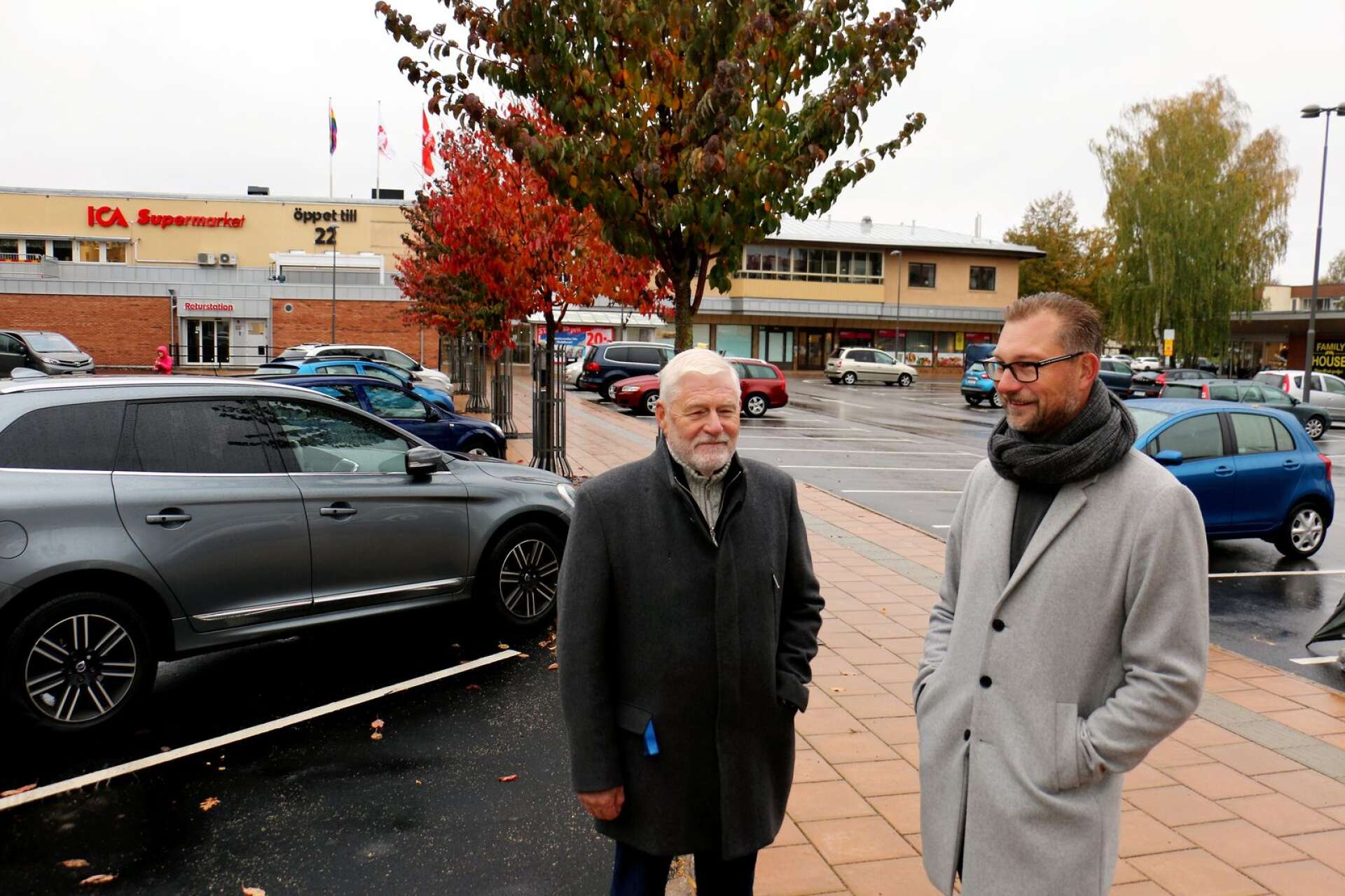 Samhällsbyggnadsnämndens ordförande Bengt Ferm (S) och Tibro Energi ABs vd Jonas Angshed vid den parkeringsruta på Allétorget där laddstolpen kommer att sättas upp.