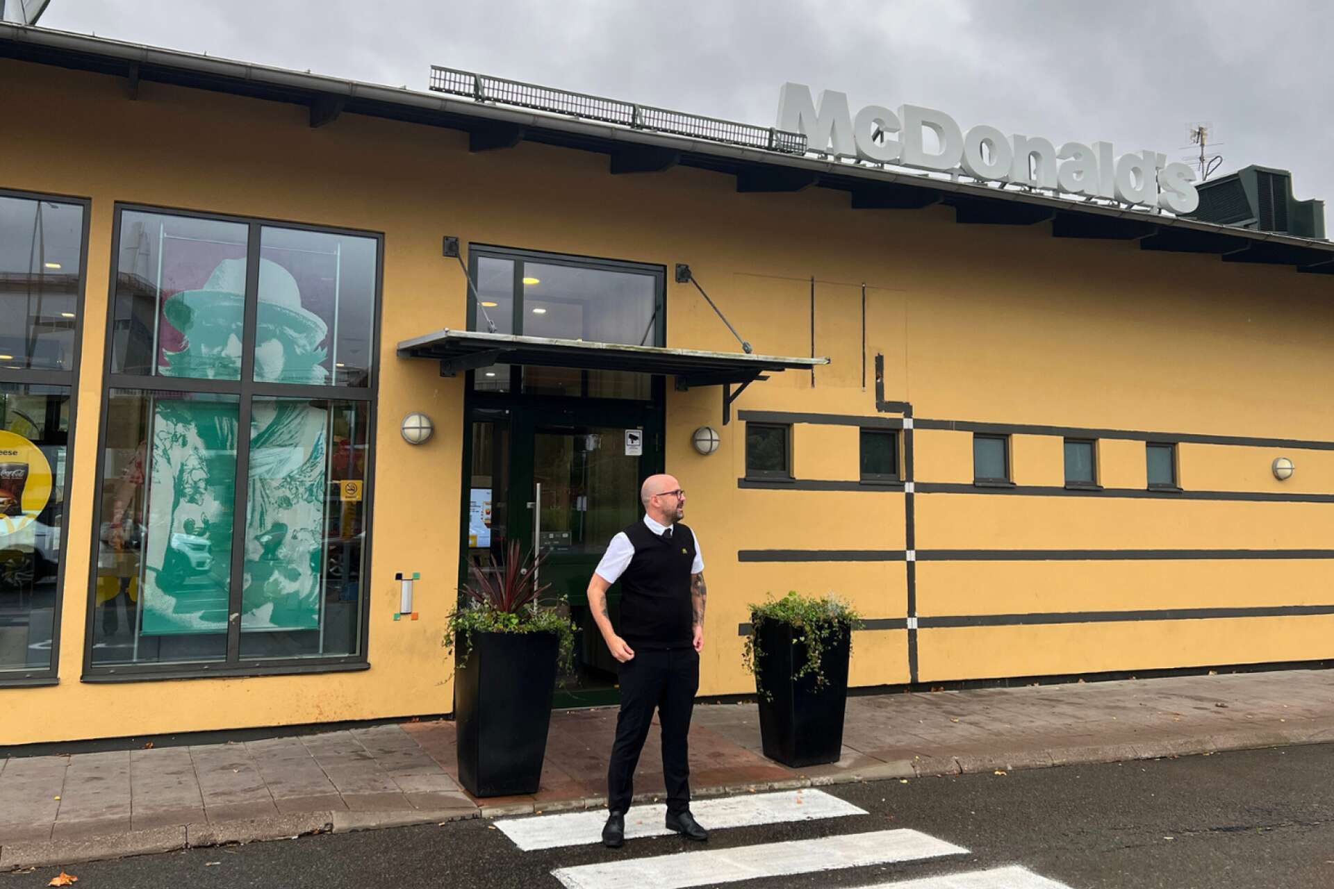 Fredrik Manneby, regionchef på McDonald&apos;s i Värmland är bedrövad efter söndagskvällens händelser.