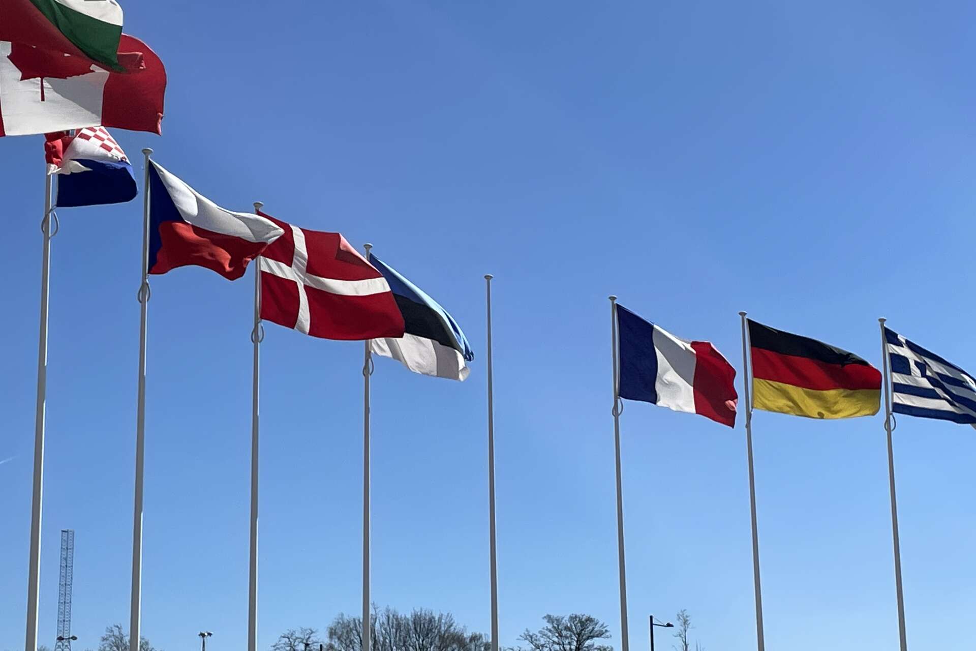 Flaggstången är redan på plats vid Natohögkvarteret i Bryssel där Finlands flagga ska hissas mellan Estlands och Frankrikes.